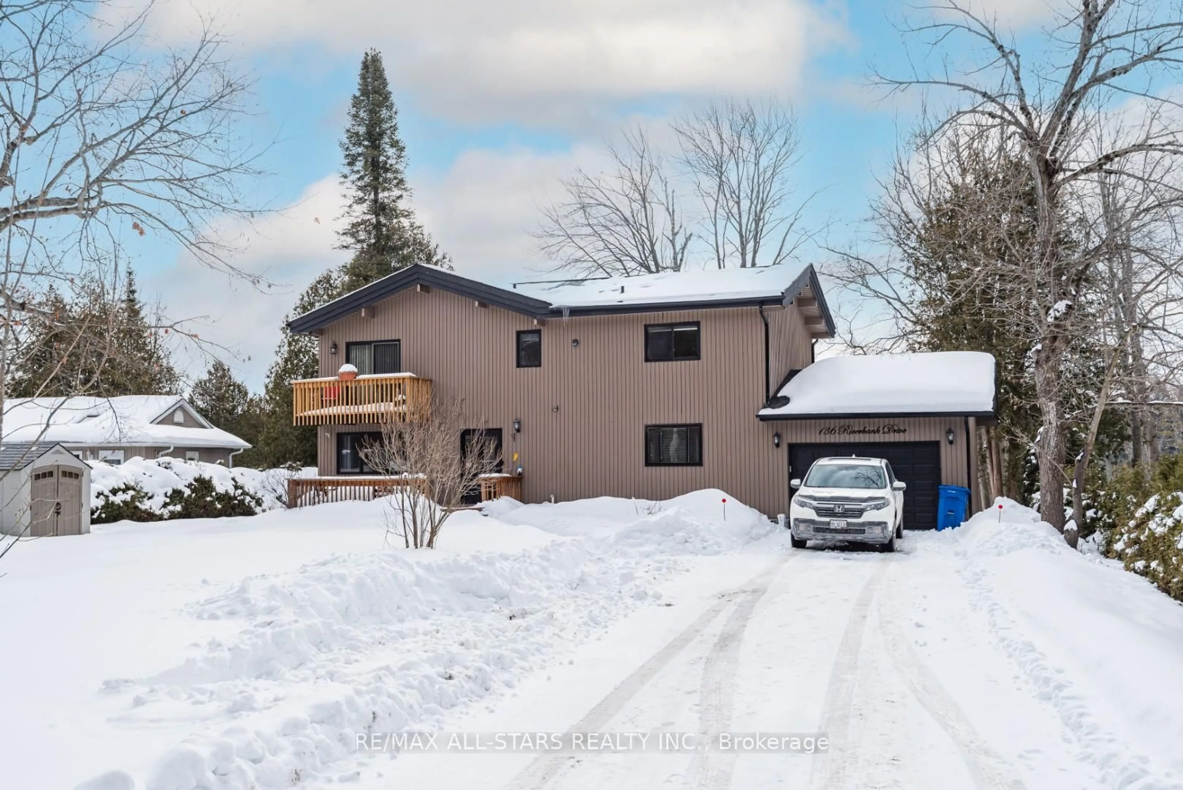 A pic from outside/outdoor area/front of a property/back of a property/a pic from drone, street for 136 Riverbank Dr, Georgina Ontario L0E 1N0