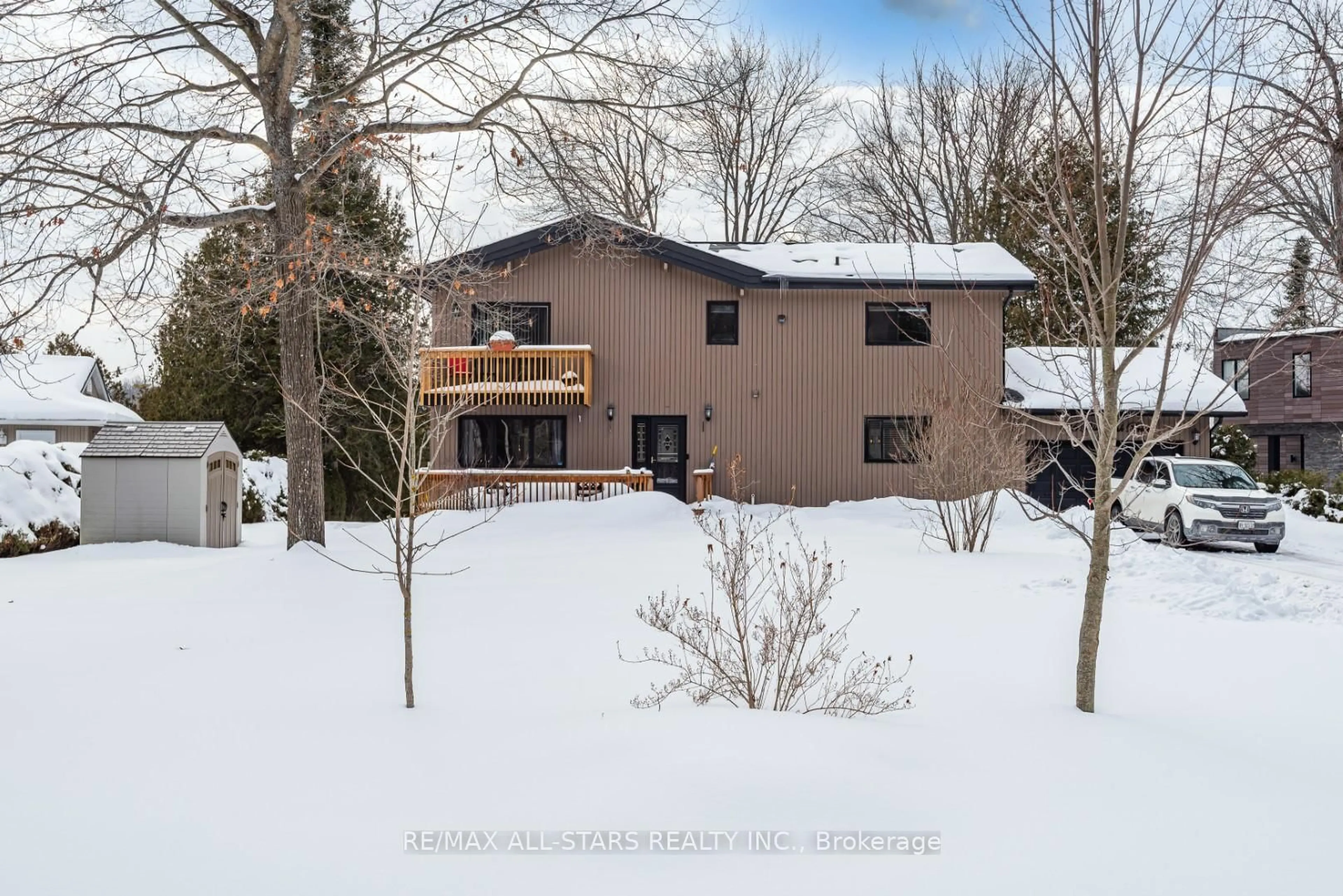 A pic from outside/outdoor area/front of a property/back of a property/a pic from drone, unknown for 136 Riverbank Dr, Georgina Ontario L0E 1N0