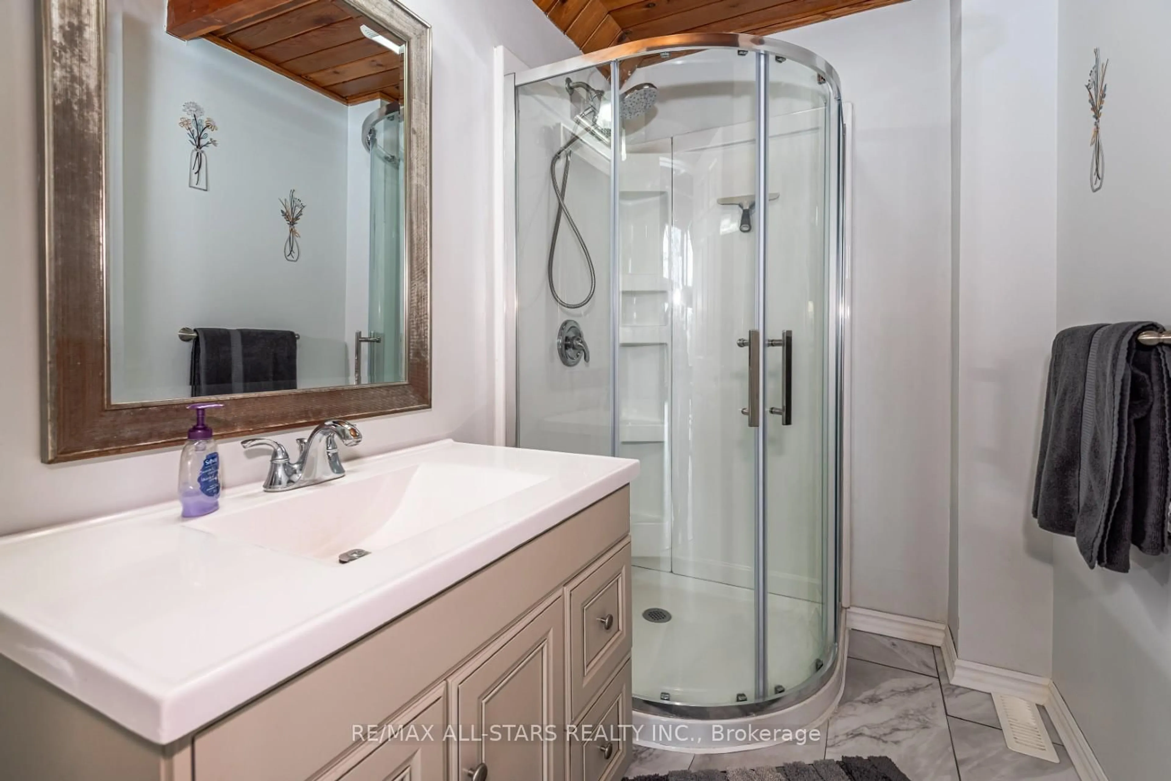 Standard bathroom, ceramic/tile floor for 136 Riverbank Dr, Georgina Ontario L0E 1N0