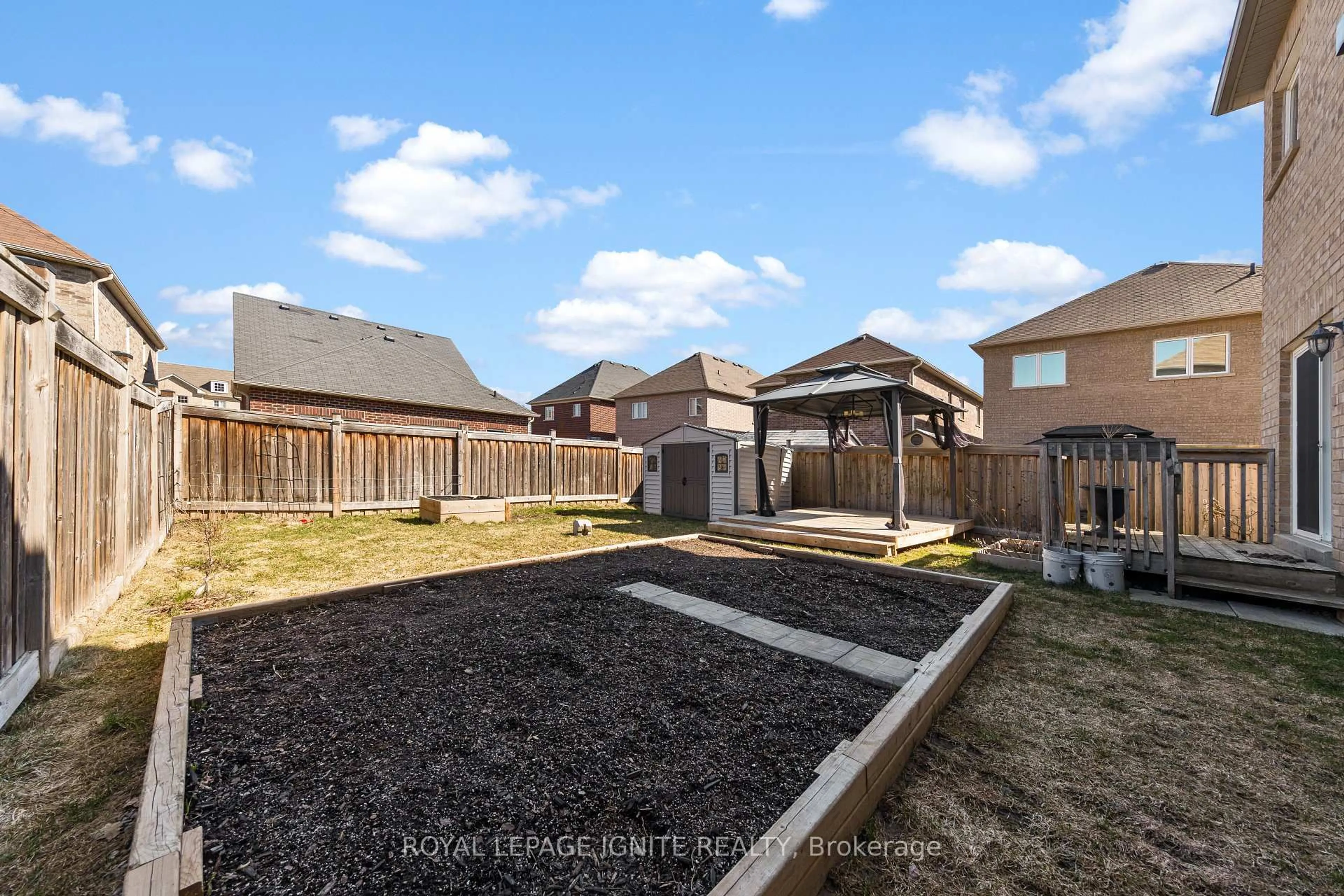 A pic from outside/outdoor area/front of a property/back of a property/a pic from drone, street for 134 Gardiner Dr, Bradford West Gwillimbury Ontario L3Z 0J6