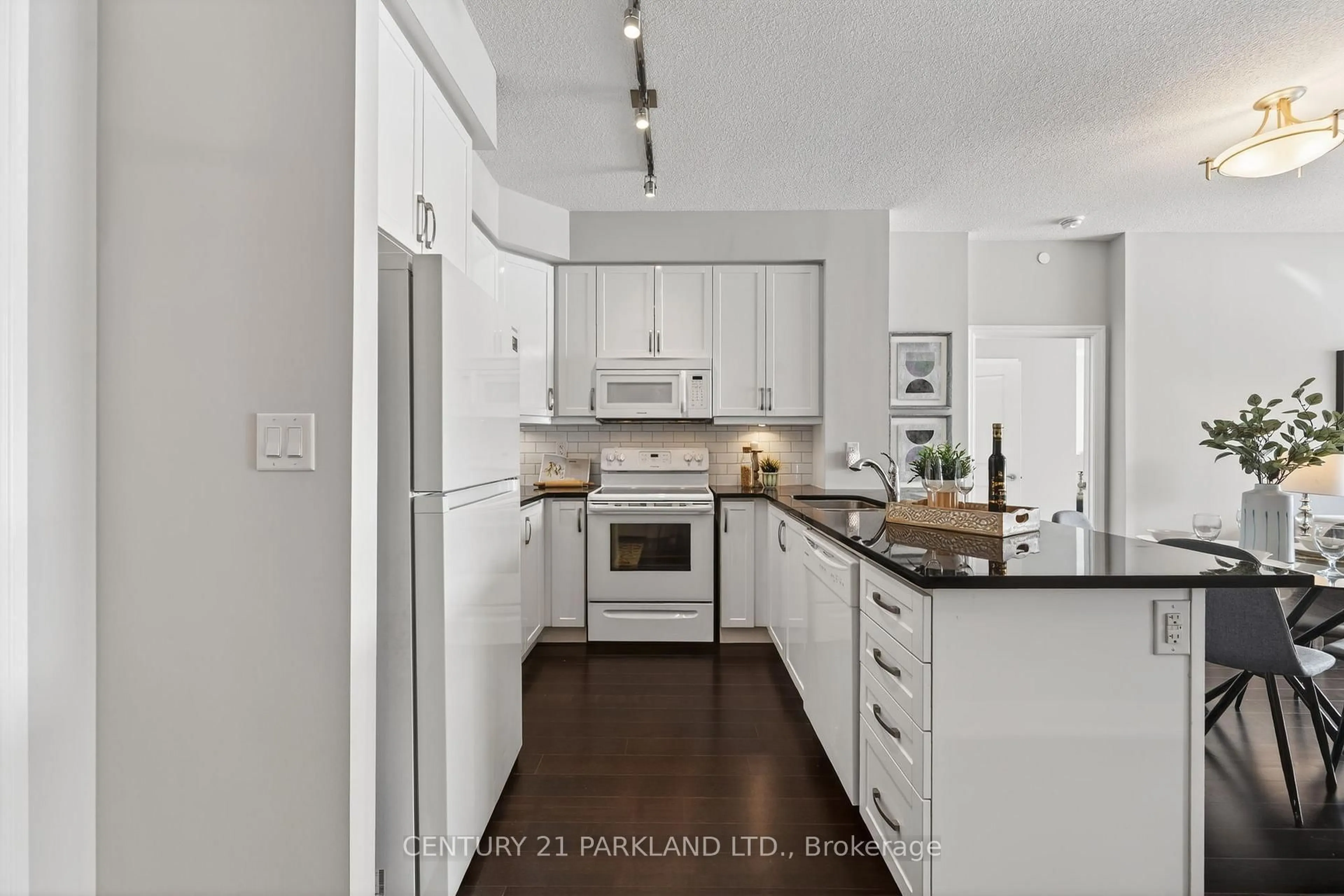 Standard kitchen, unknown for 111 Civic Square Gate #207, Aurora Ontario L4G 0S6