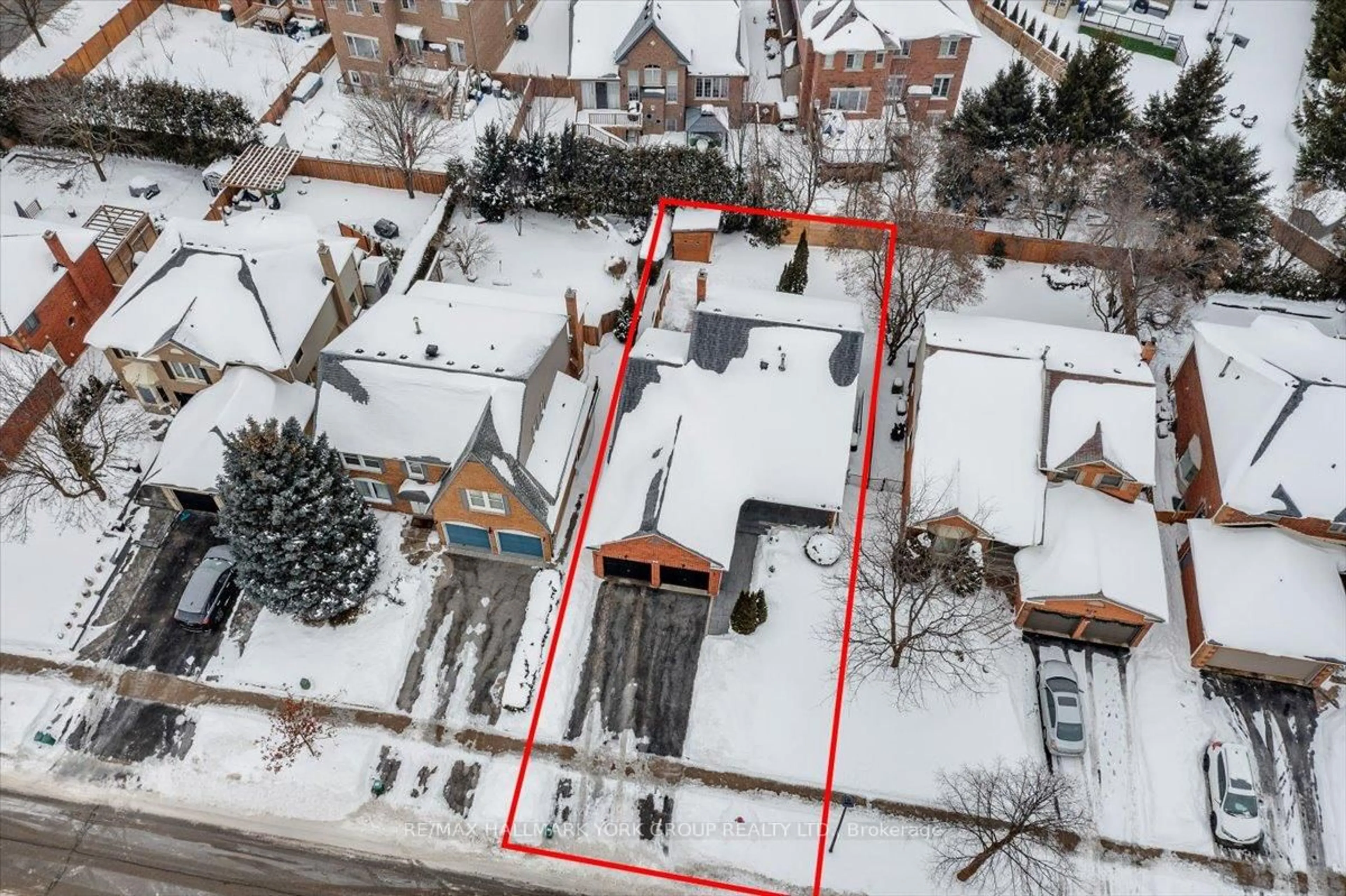 A pic from outside/outdoor area/front of a property/back of a property/a pic from drone, street for 99 Peevers Cres, Newmarket Ontario L3Y 7T2