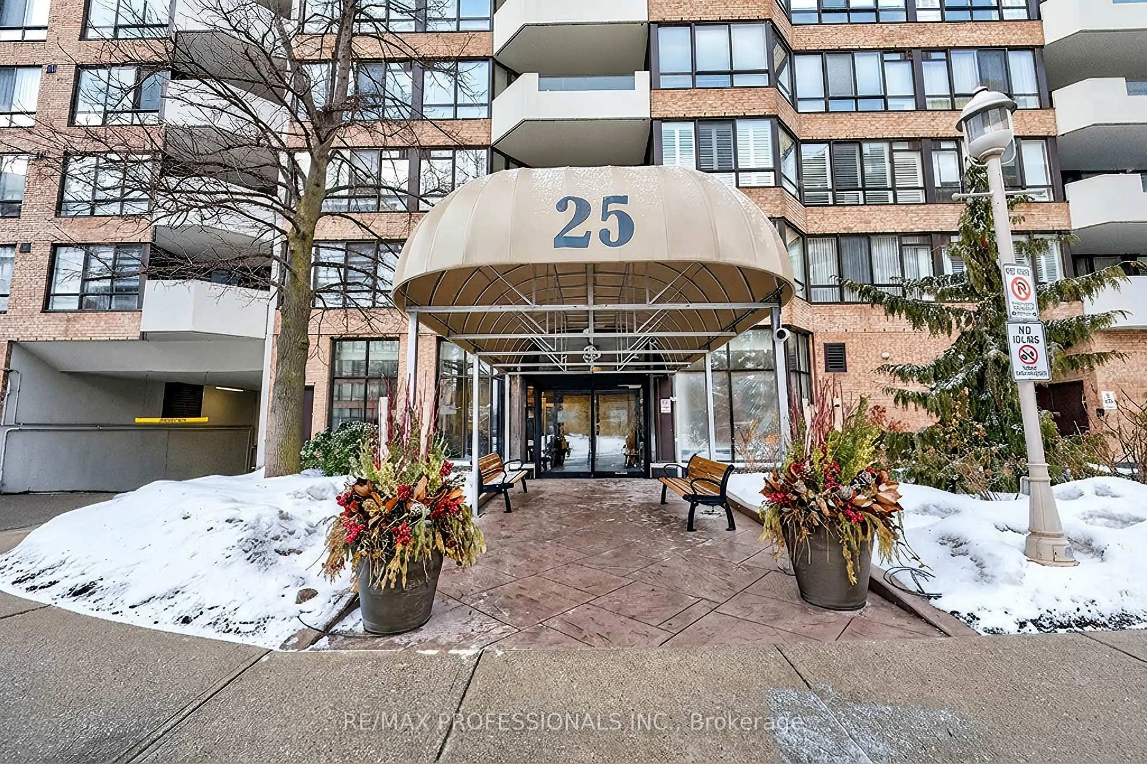 Indoor foyer for 25 Austin Dr #924, Markham Ontario L3R 8H4