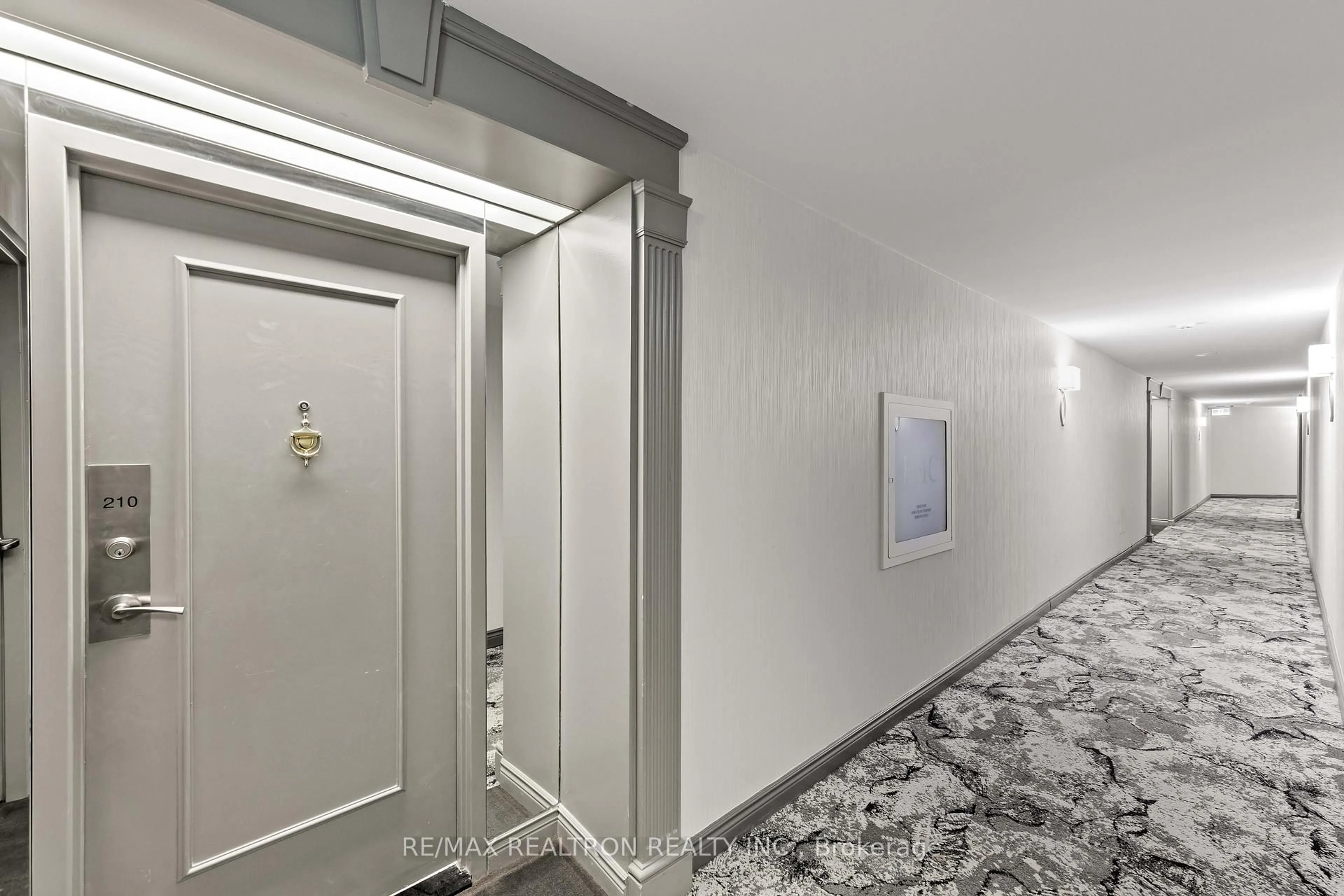 Indoor foyer for 7300 Yonge St #210, Vaughan Ontario L4J 7Y5