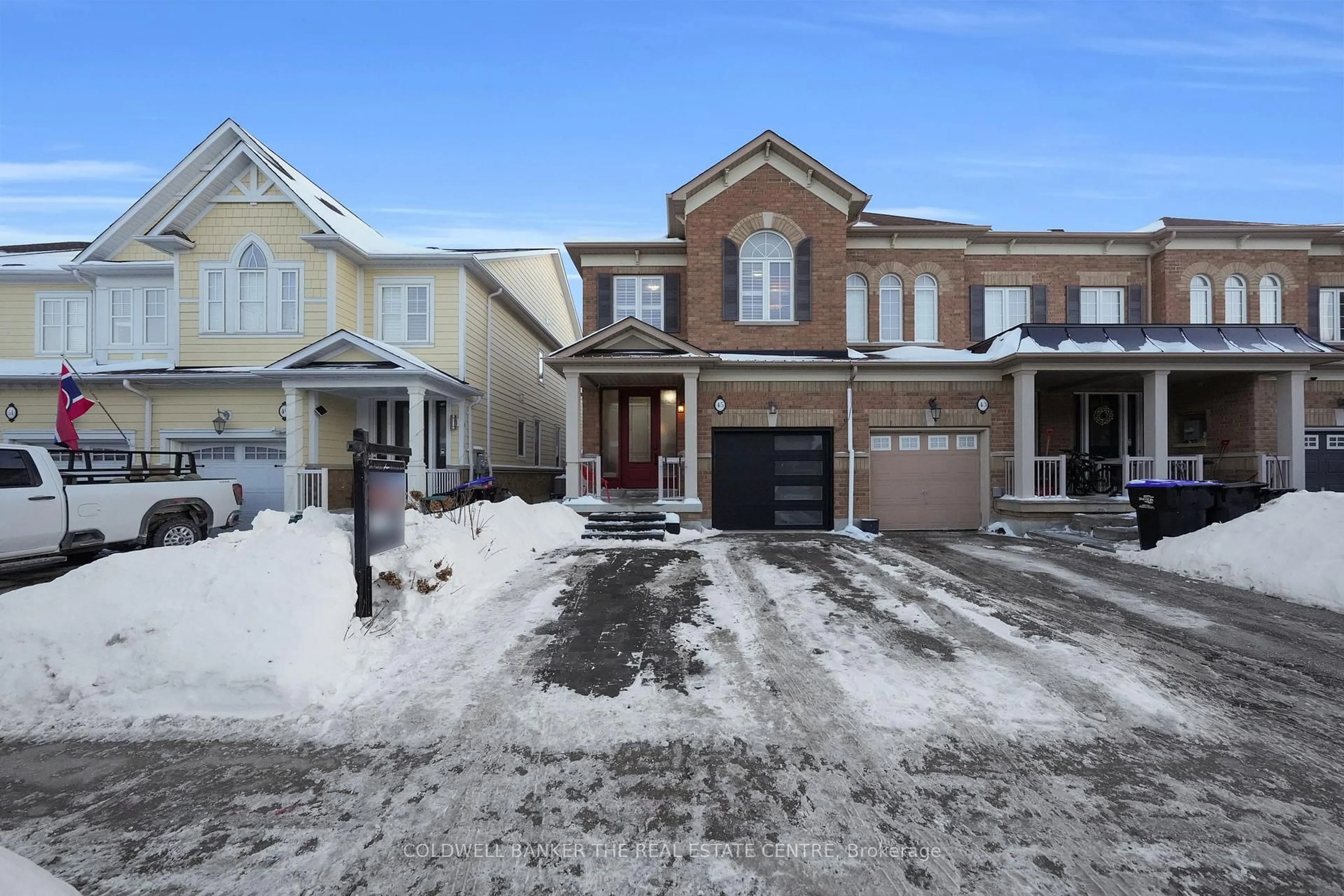 A pic from outside/outdoor area/front of a property/back of a property/a pic from drone, street for 45 Gosnel Circ, Bradford West Gwillimbury Ontario L3Z 2P5