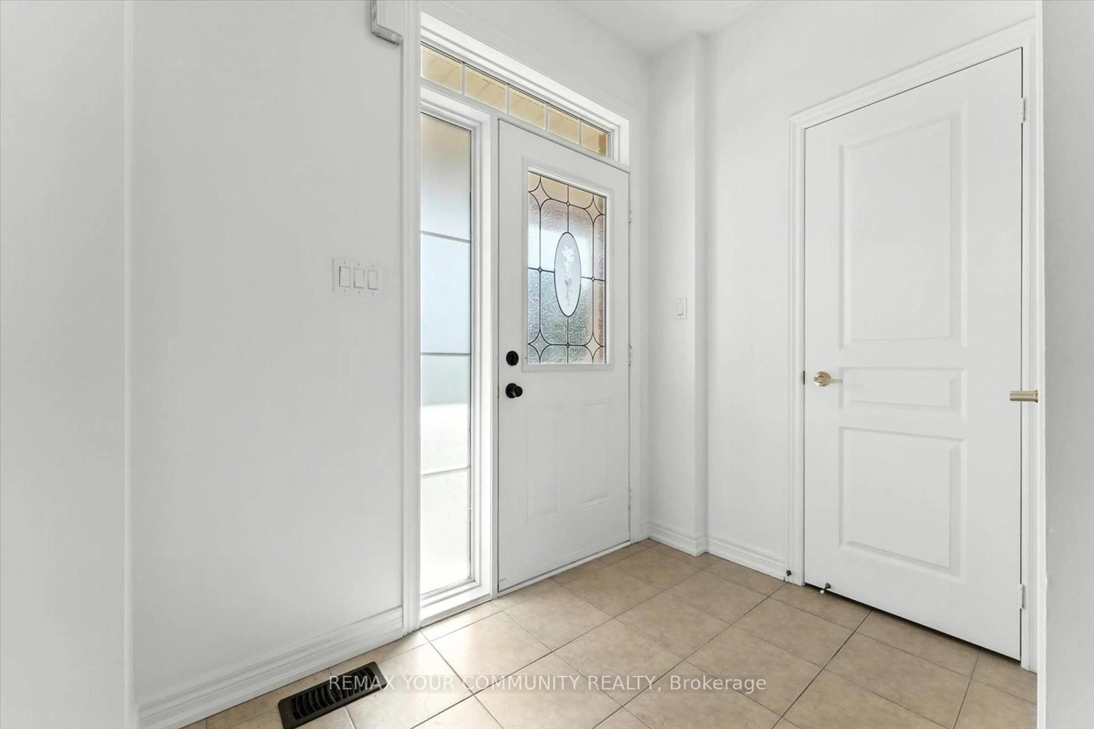 Indoor entryway for 23 Lucida Crt, Whitchurch-Stouffville Ontario L4A 1S1