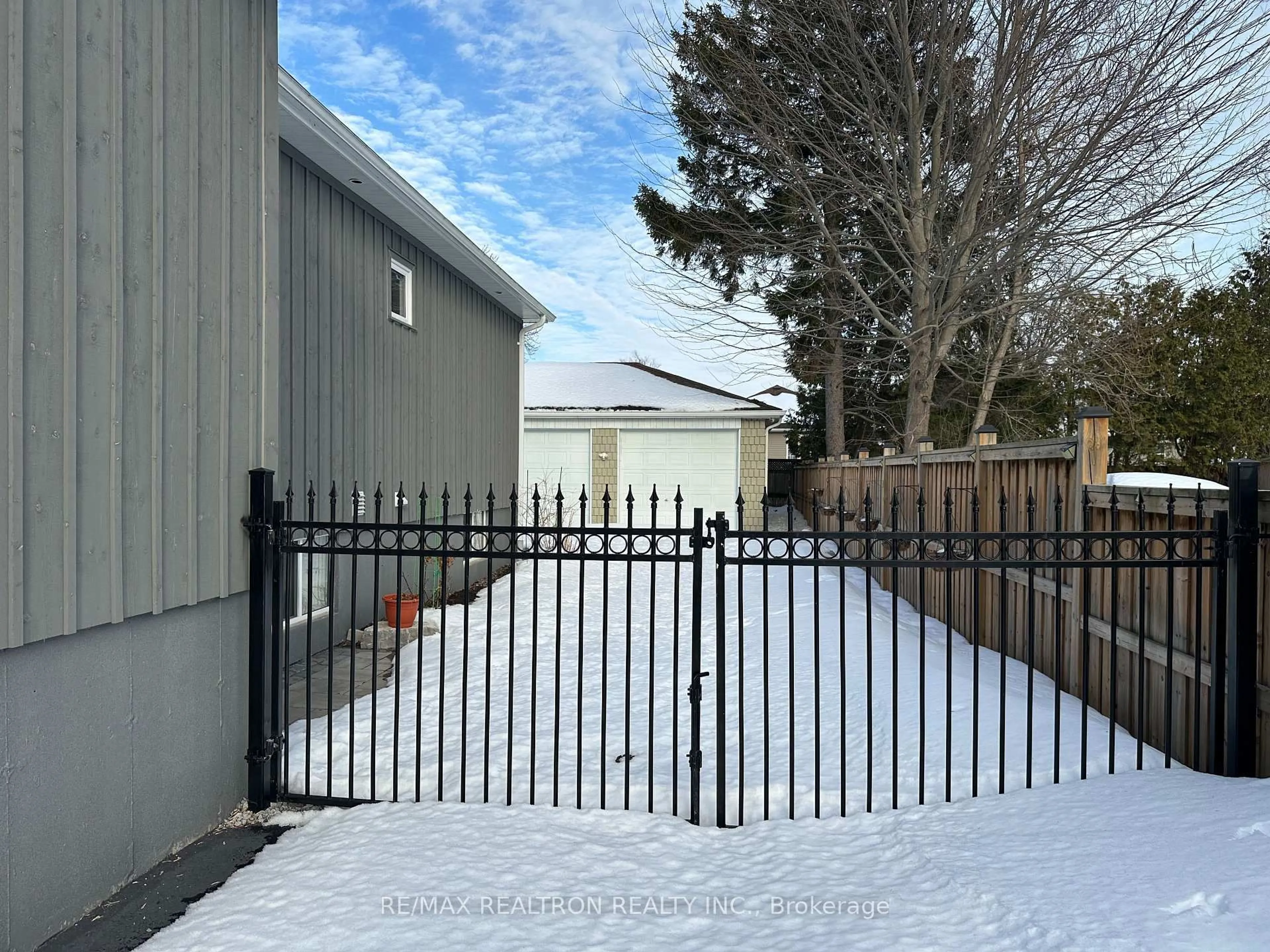 A pic from outside/outdoor area/front of a property/back of a property/a pic from drone, street for 815 Churchill Lane, Georgina Ontario L0E 1S0