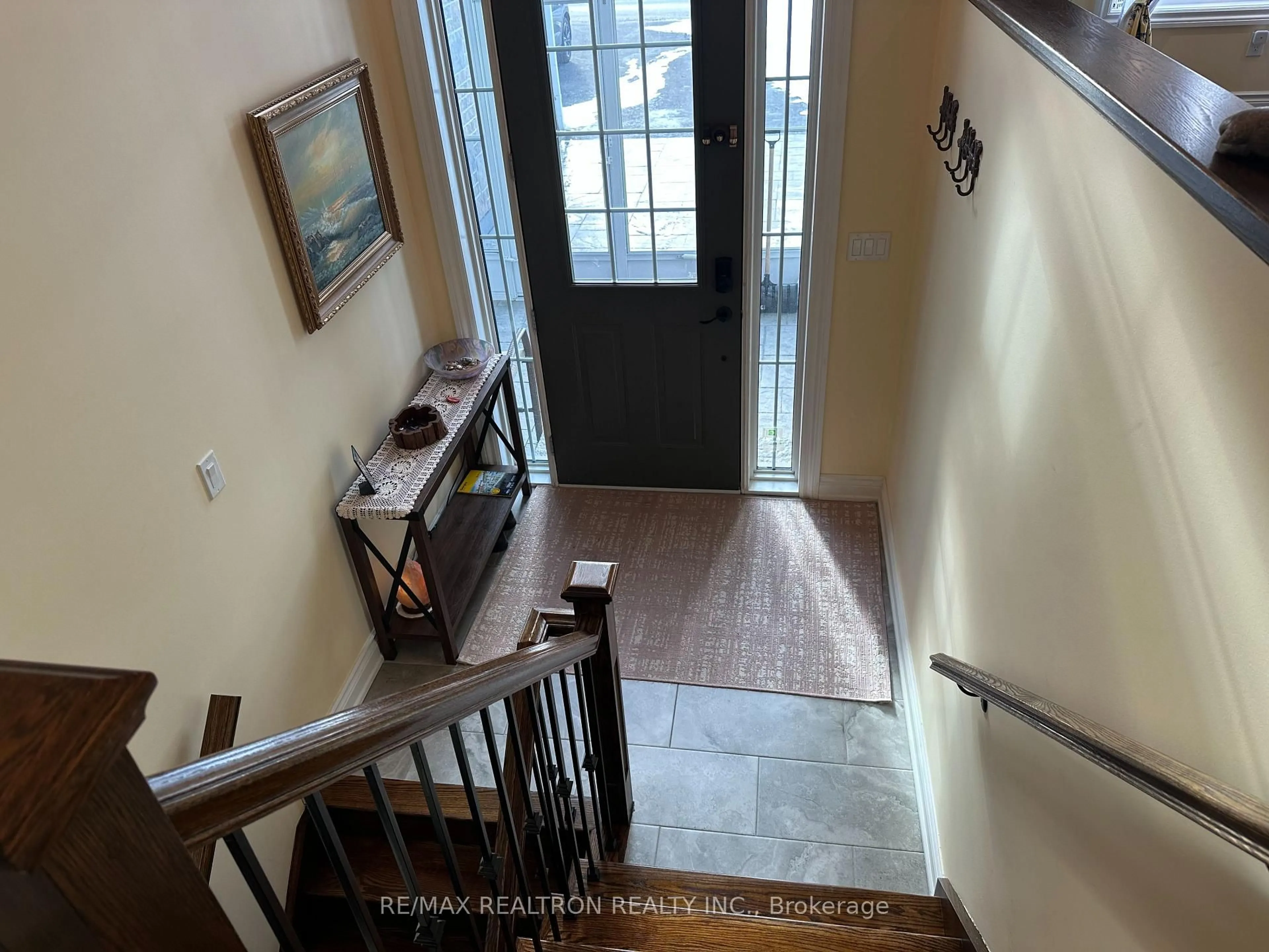 Indoor foyer for 815 Churchill Lane, Georgina Ontario L0E 1S0