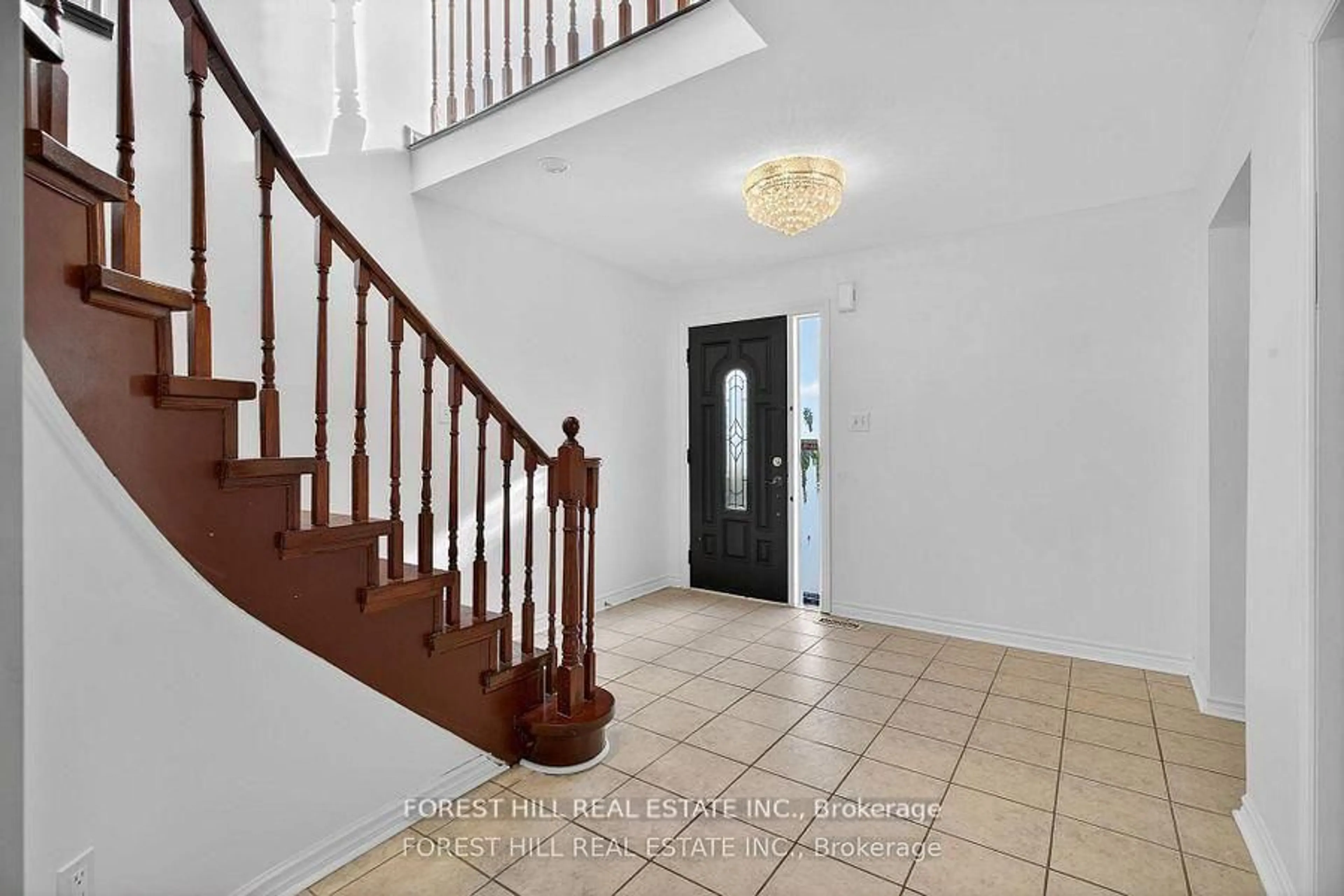 Indoor foyer for 197 Bristol Rd, Newmarket Ontario L3Y 7X9