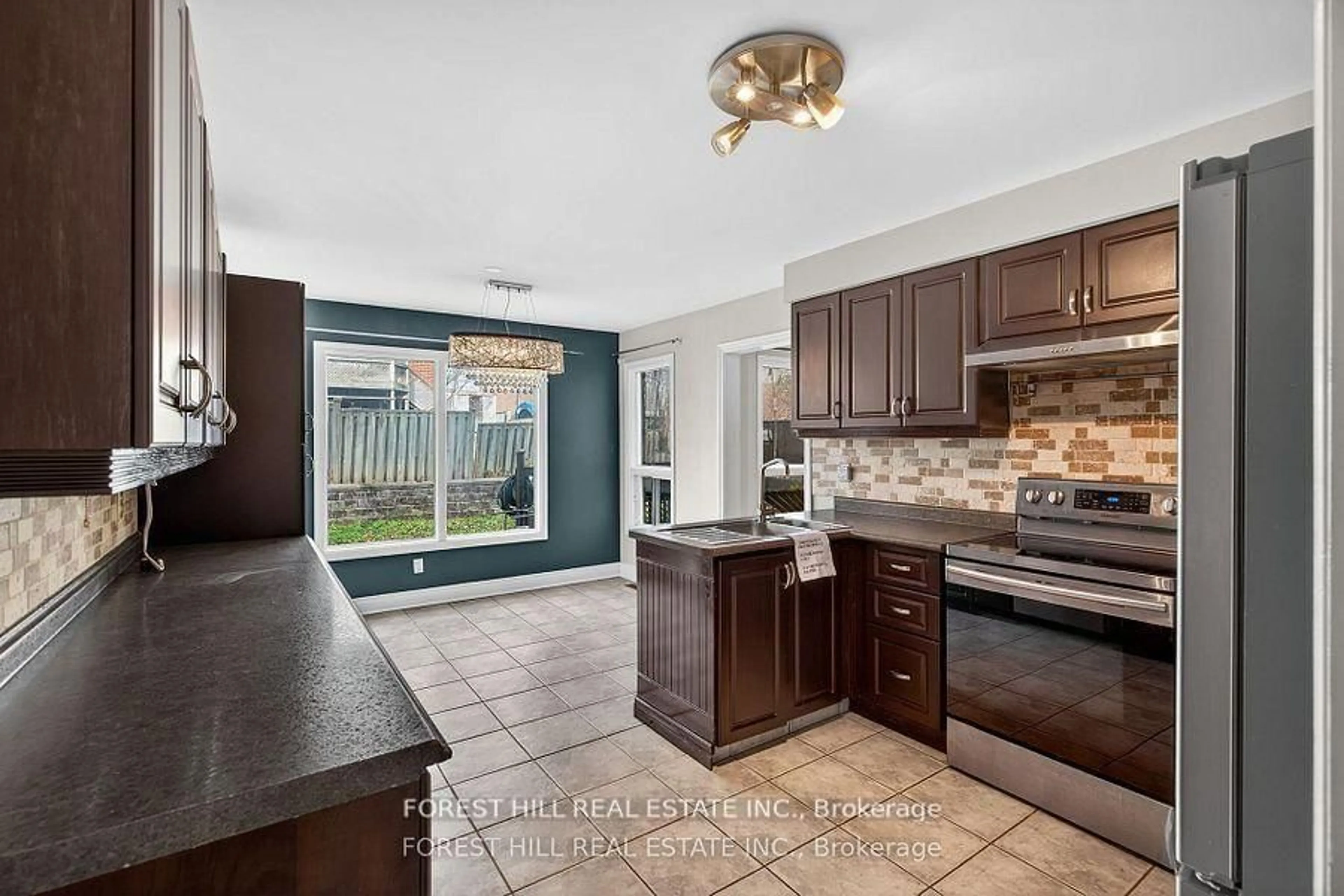 Open concept kitchen, ceramic/tile floor for 197 Bristol Rd, Newmarket Ontario L3Y 7X9