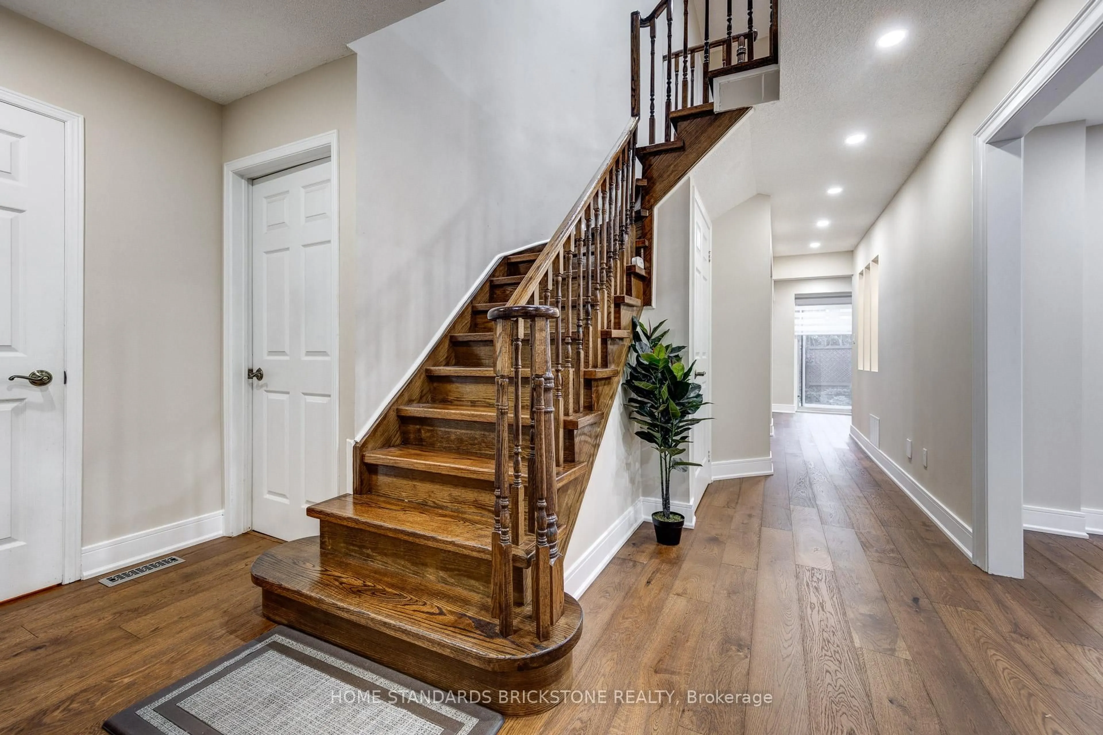 Indoor entryway for 45 Spring Gate Blvd, Vaughan Ontario L4J 3C9