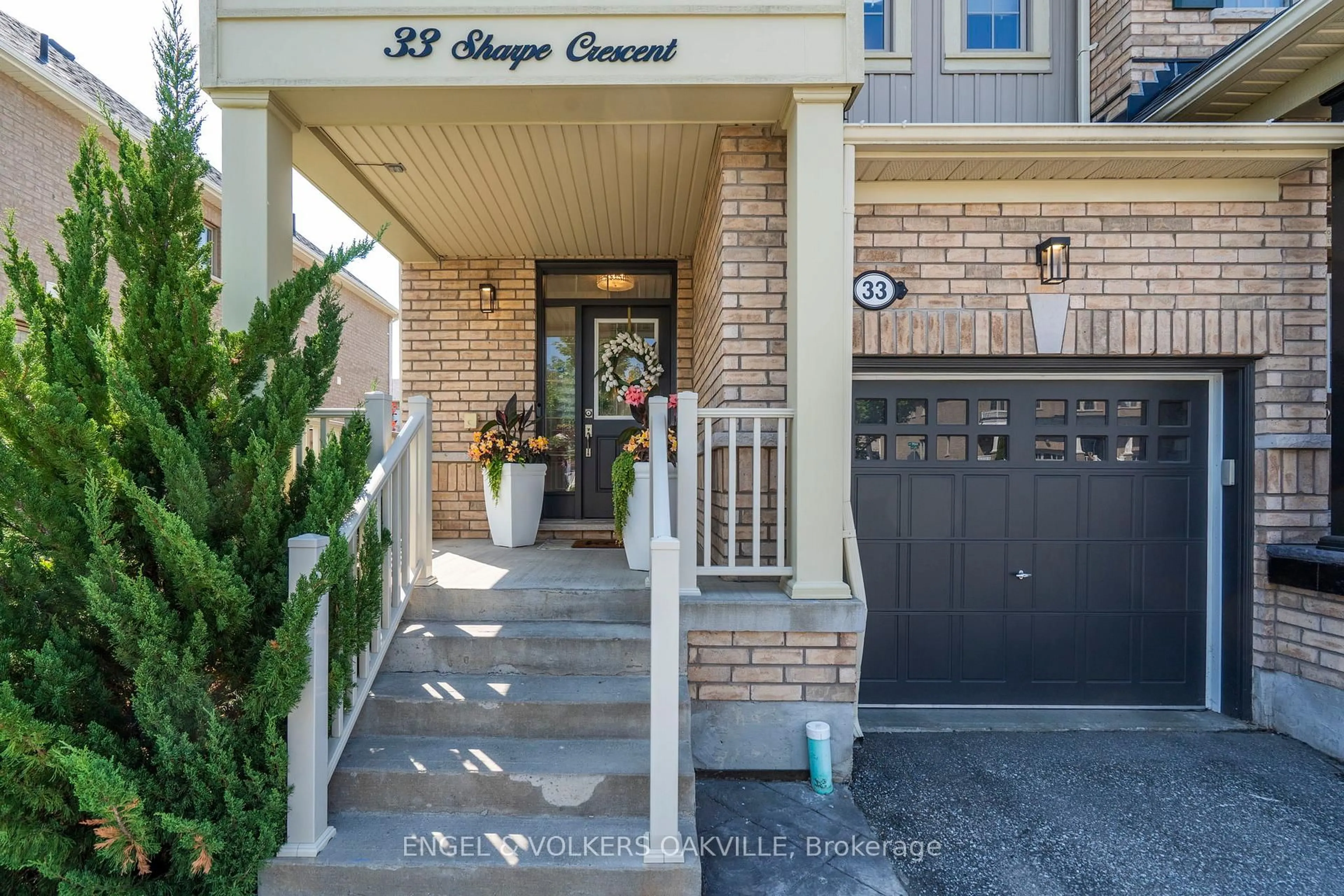 Indoor foyer for 33 Sharpe Cres, New Tecumseth Ontario L0G 1W0