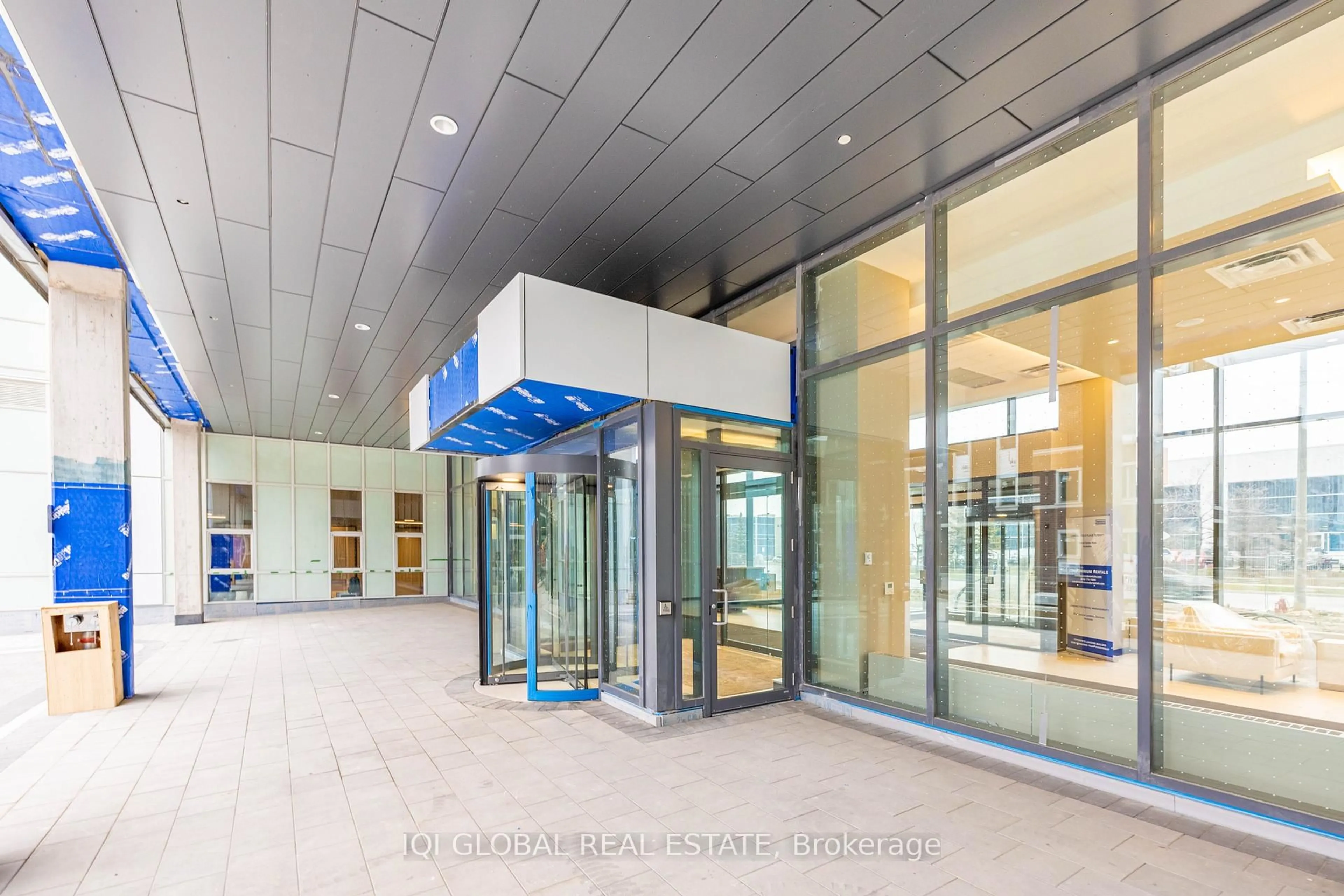 Indoor foyer for 10 Honeycrisp Cres #312, Vaughan Ontario L4K 0M7