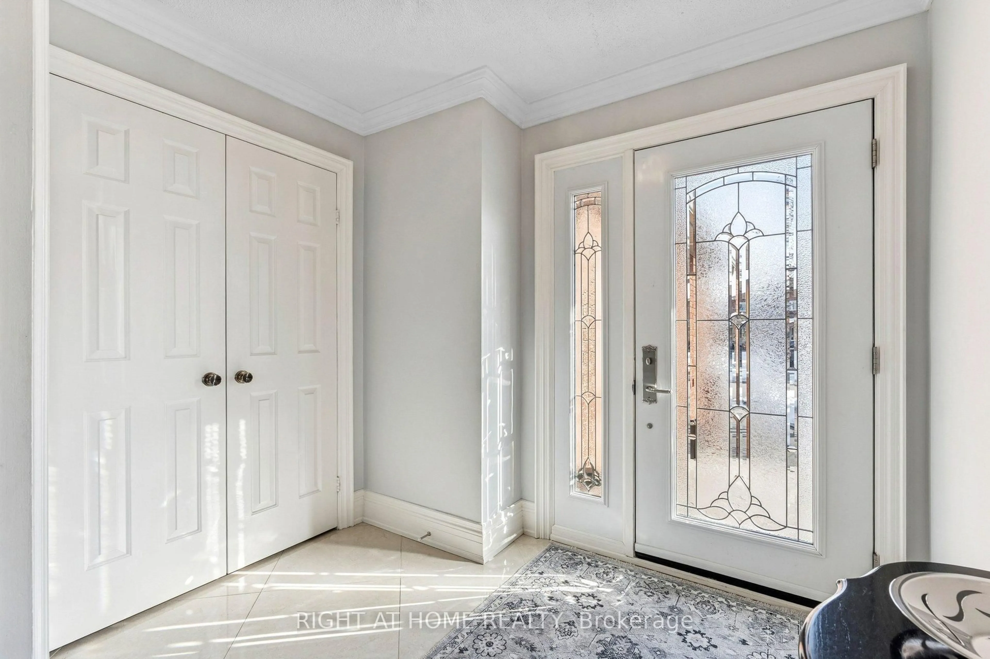 Indoor entryway for 10 Claudia Ave, Vaughan Ontario L4L 6S1