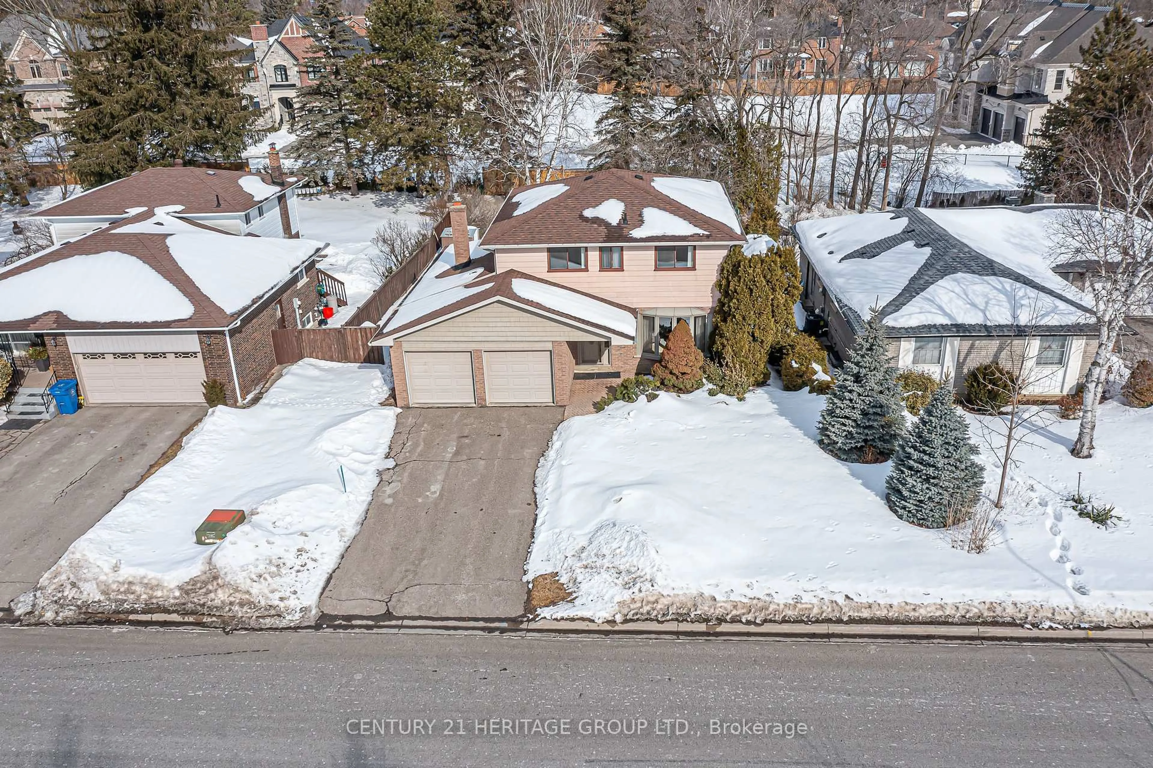 A pic from outside/outdoor area/front of a property/back of a property/a pic from drone, street for 62 Fairway Dr, Aurora Ontario L4G 2H1