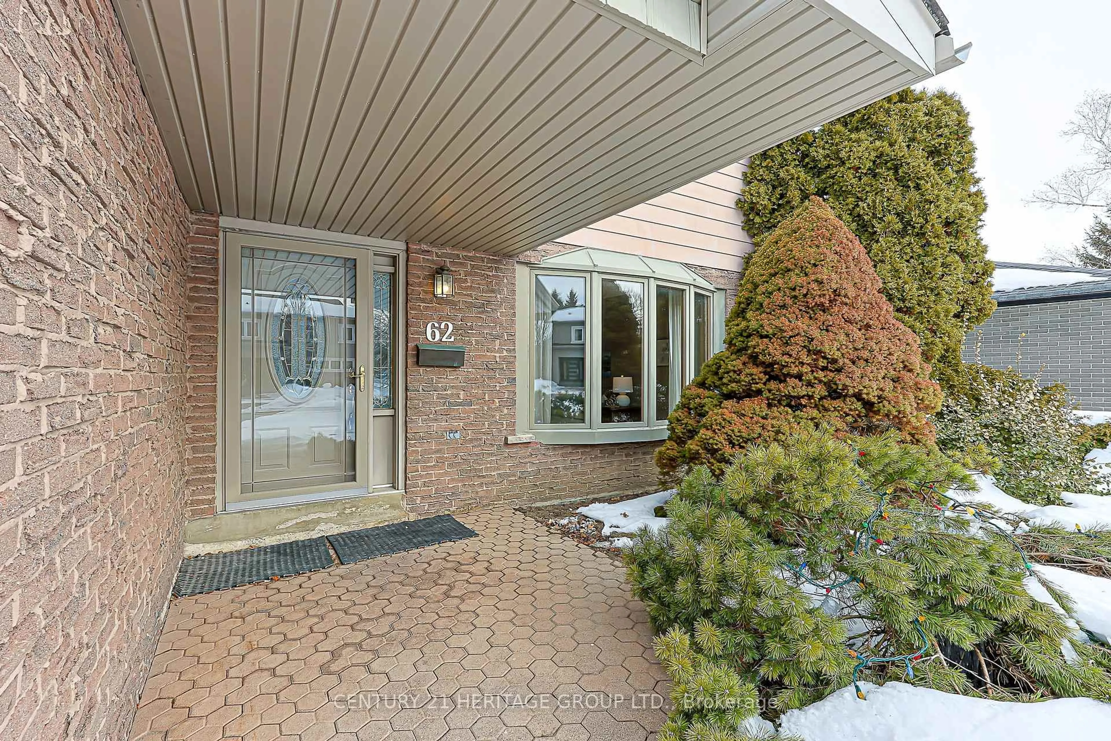 Indoor entryway for 62 Fairway Dr, Aurora Ontario L4G 2H1