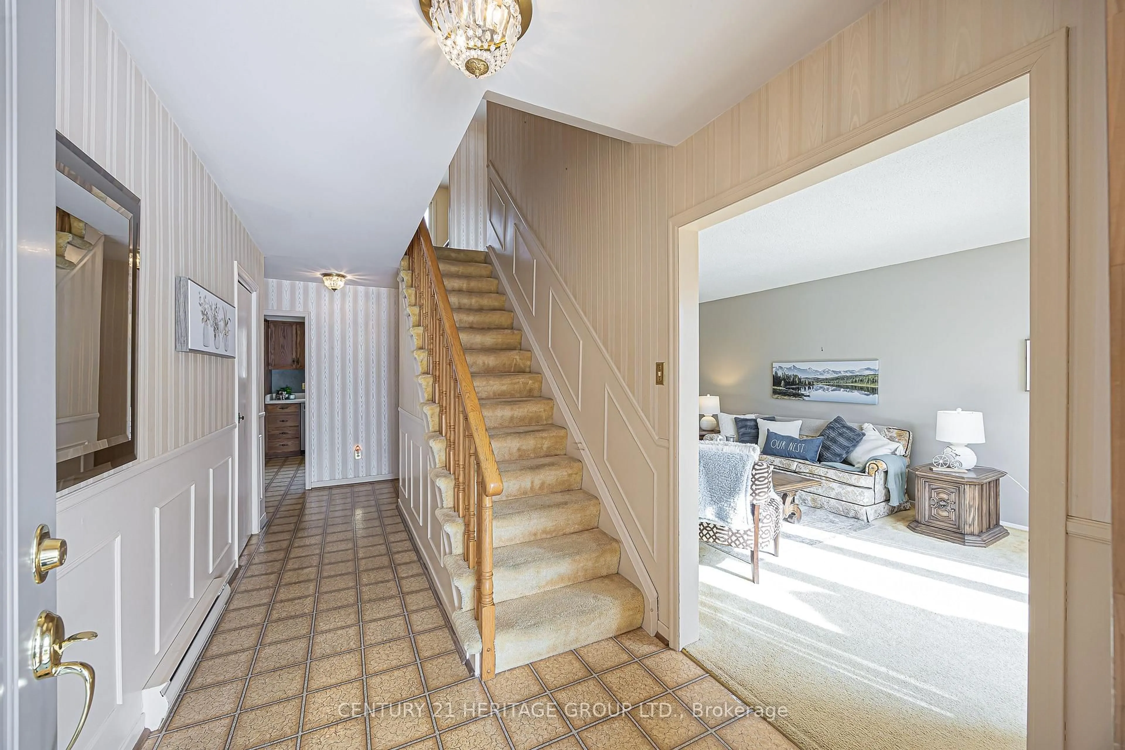 Indoor foyer for 62 Fairway Dr, Aurora Ontario L4G 2H1