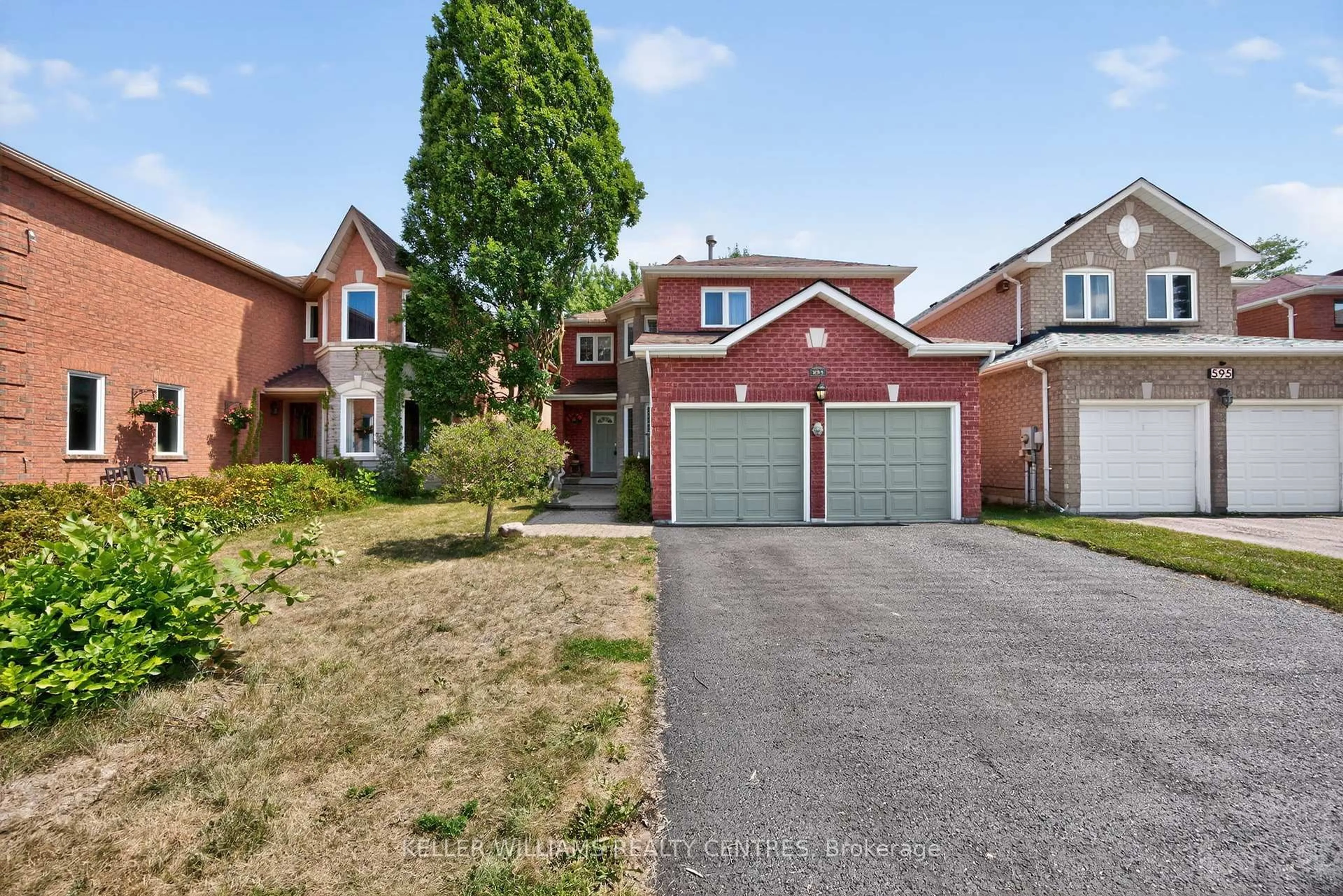 A pic from outside/outdoor area/front of a property/back of a property/a pic from drone, street for 591 Plantation Gate, Newmarket Ontario L3X 2C2