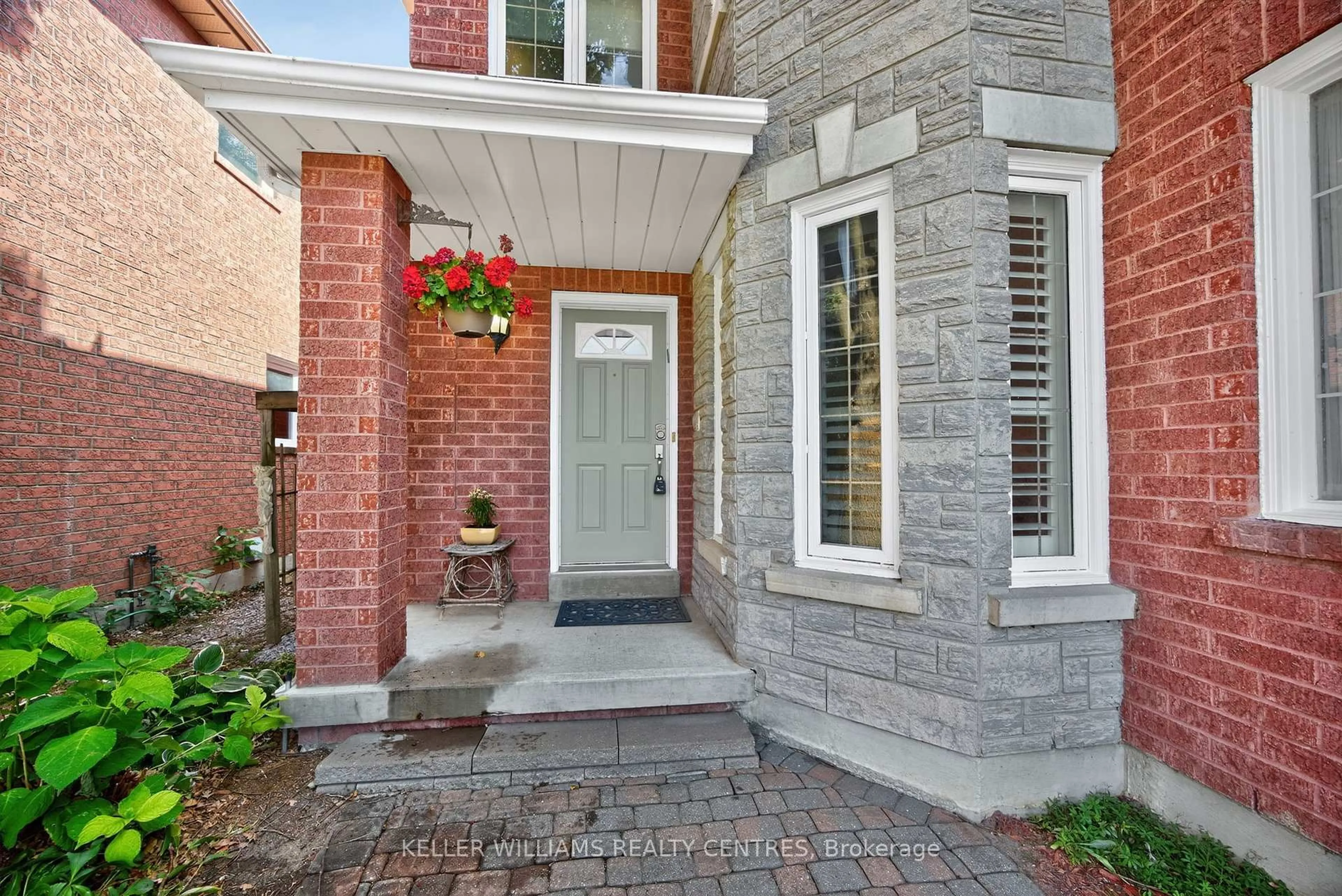 Home with brick exterior material, street for 591 Plantation Gate, Newmarket Ontario L3X 2C2