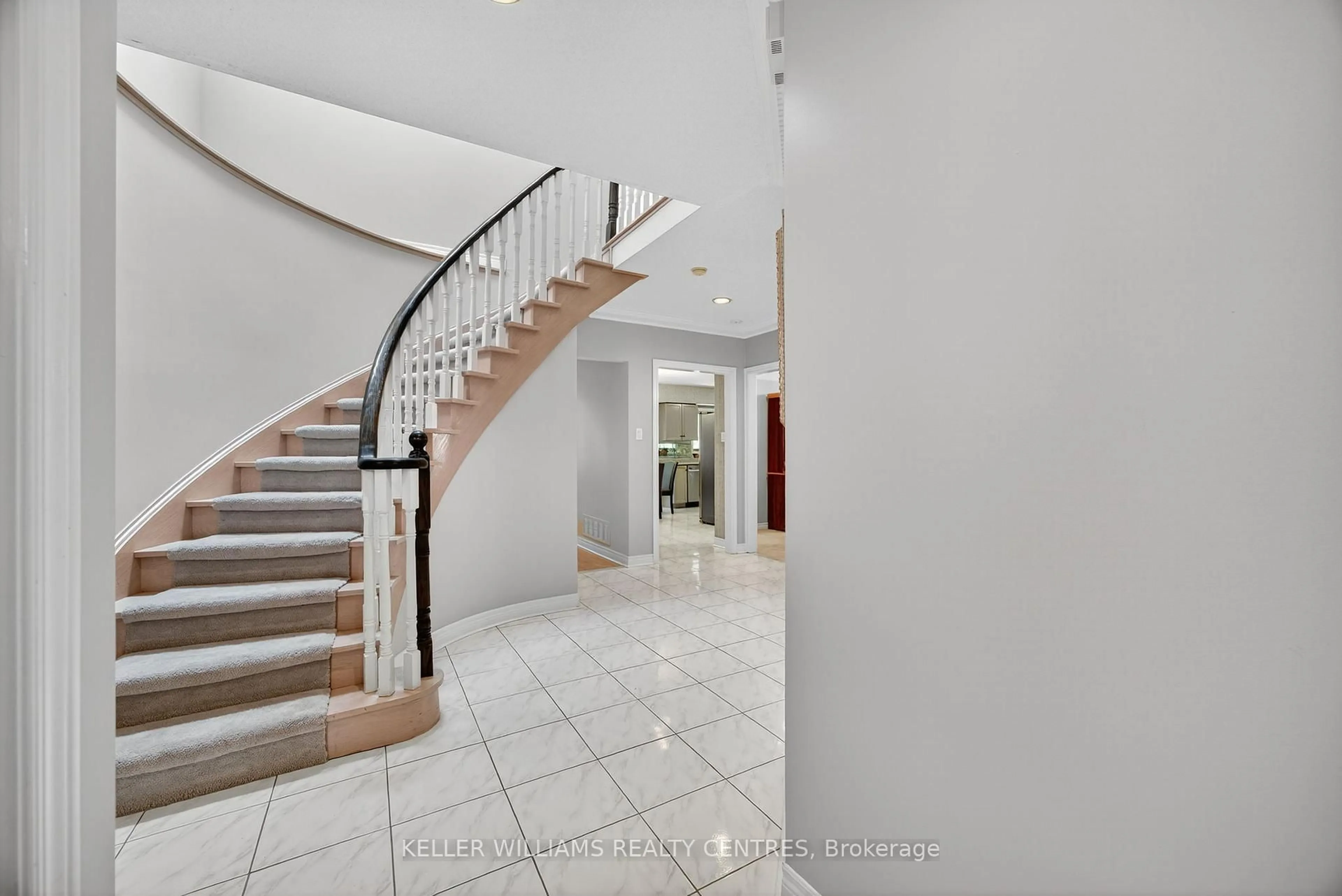 Indoor foyer for 591 Plantation Gate, Newmarket Ontario L3X 2C2