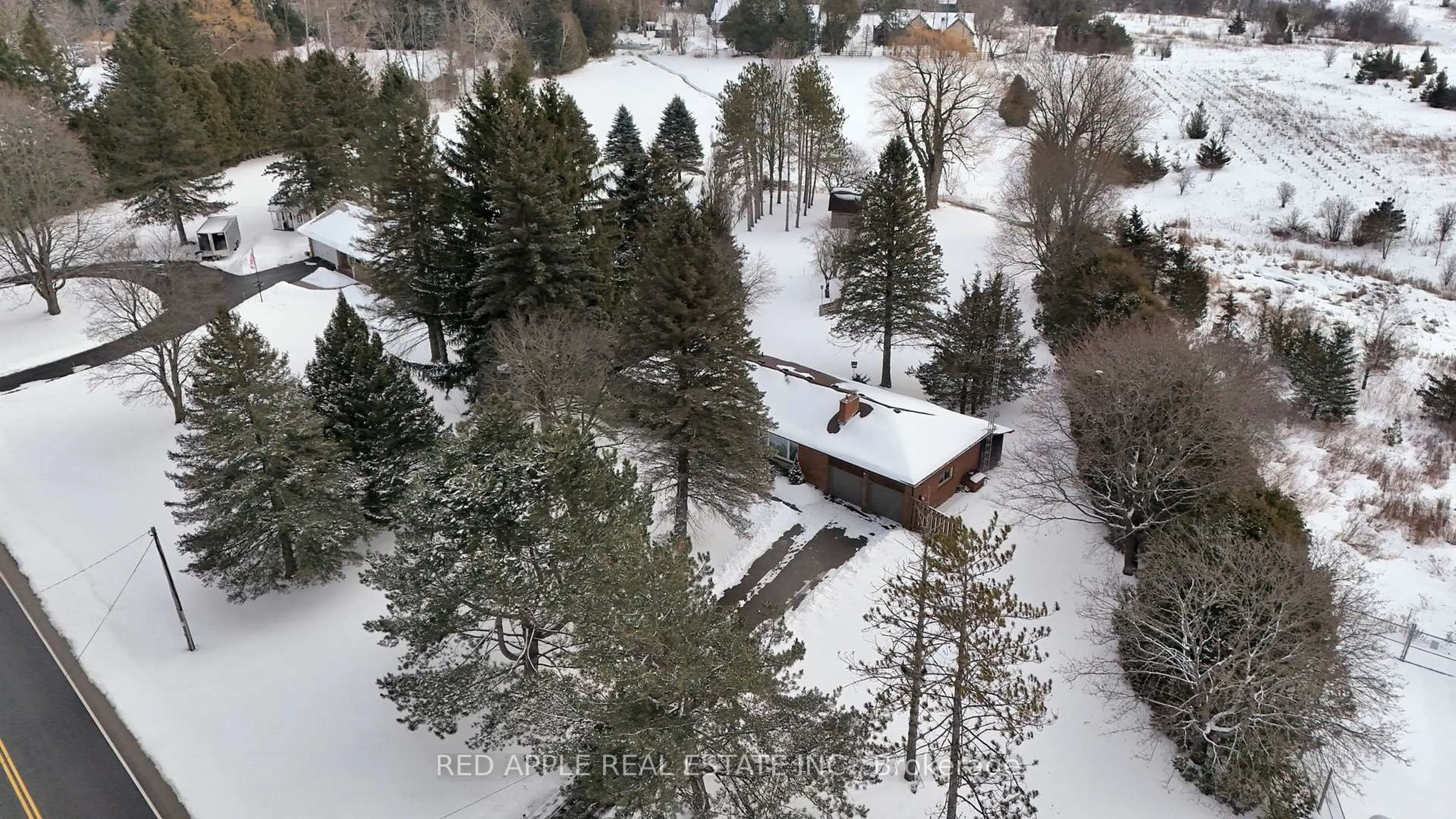 A pic from outside/outdoor area/front of a property/back of a property/a pic from drone, unknown for 4905 Lloydtown-Aurora Rd, King Ontario L7B 0E2