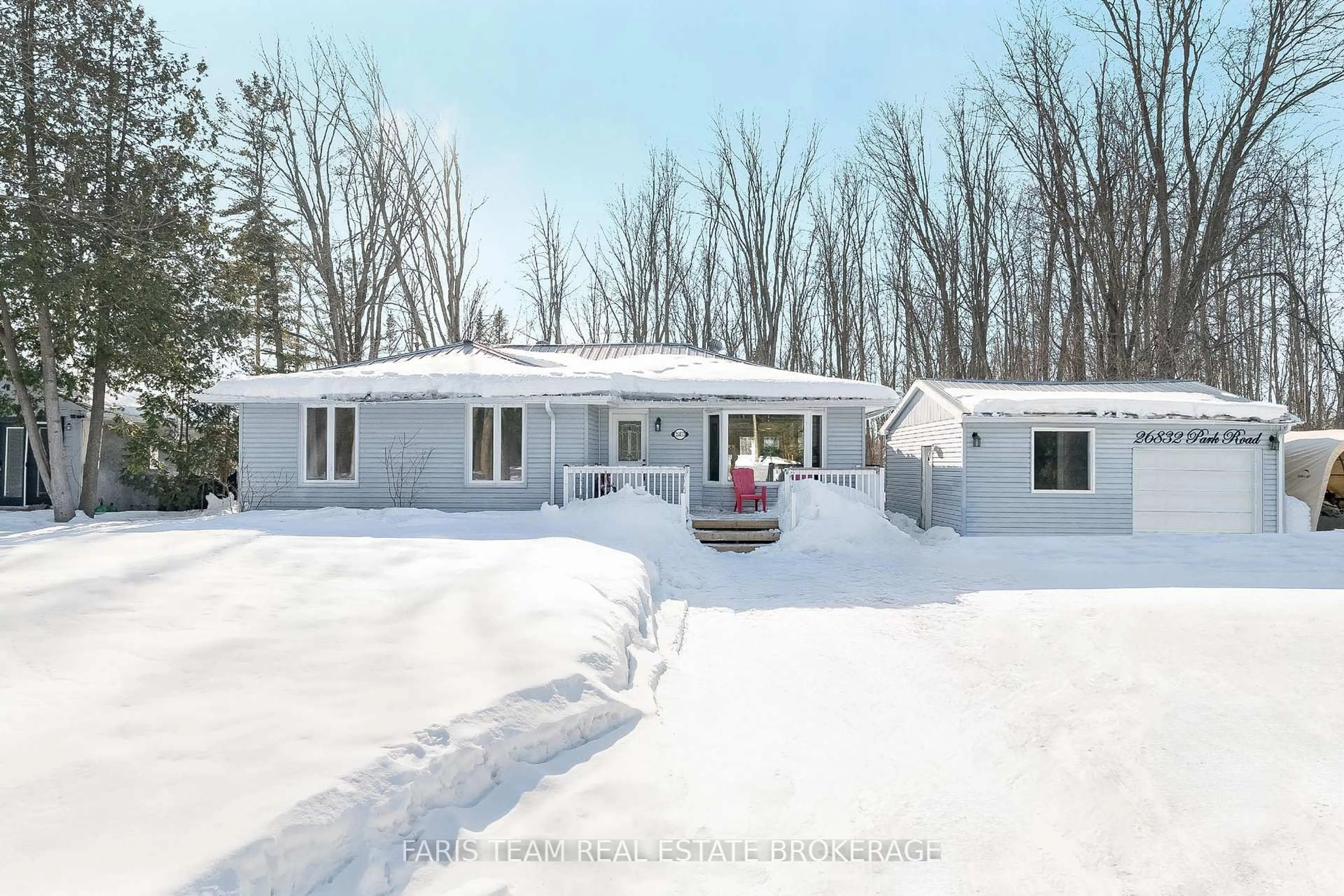 A pic from outside/outdoor area/front of a property/back of a property/a pic from drone, street for 26832 Park Rd, Georgina Ontario L0E 1R0