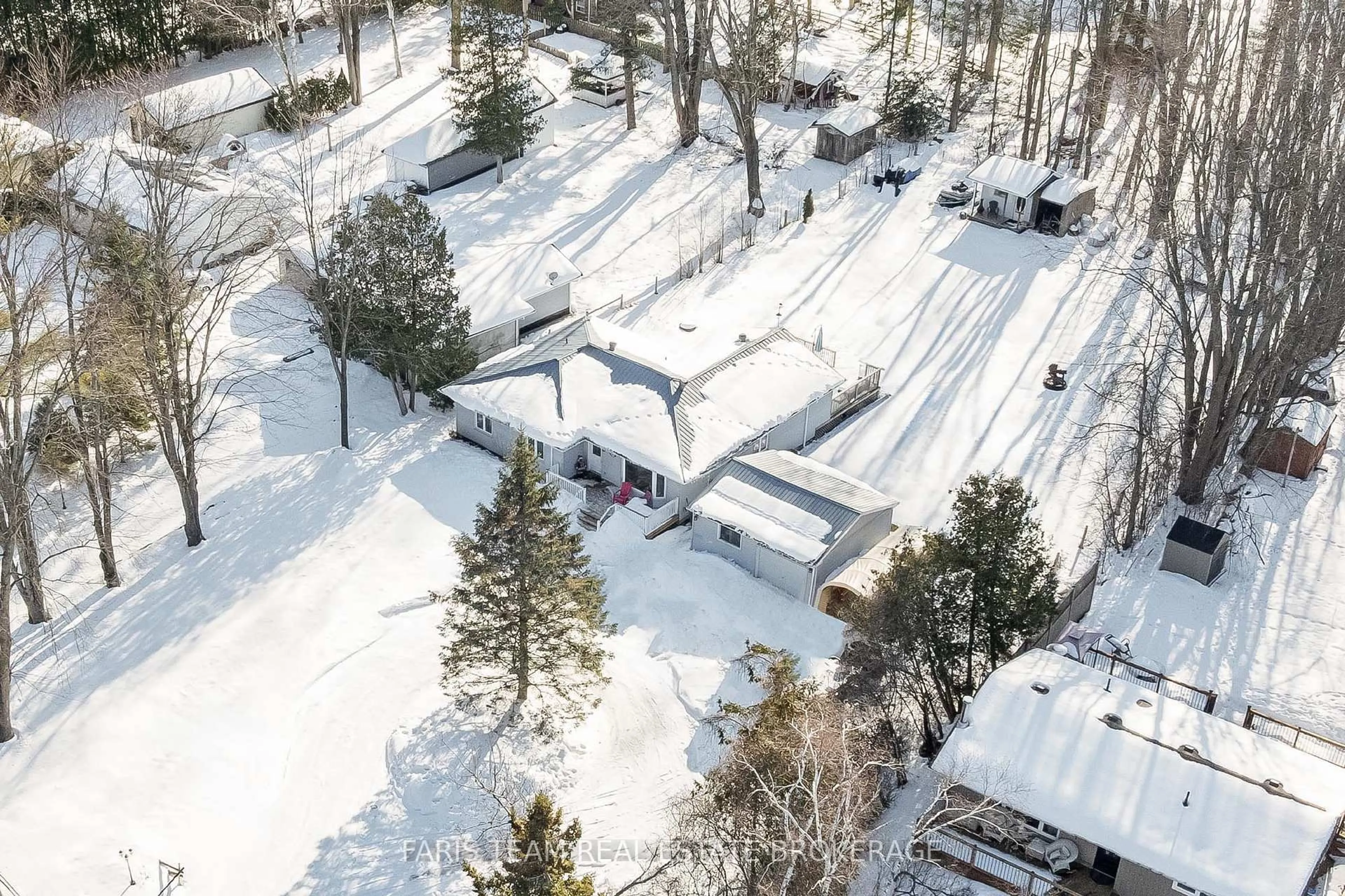 A pic from outside/outdoor area/front of a property/back of a property/a pic from drone, street for 26832 Park Rd, Georgina Ontario L0E 1R0