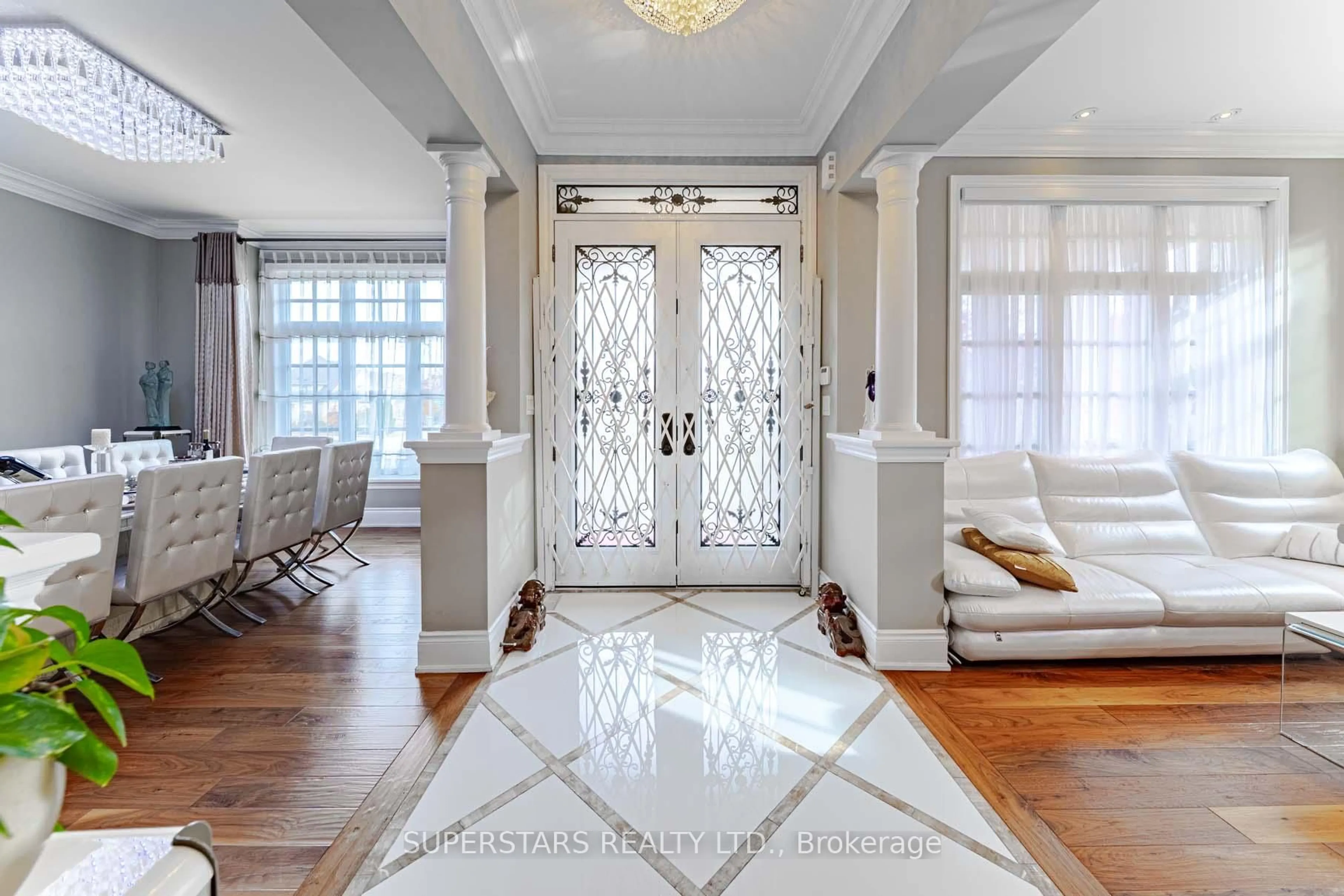 Indoor entryway for 19 Royal County Down Cres, Markham Ontario L6C 0K1