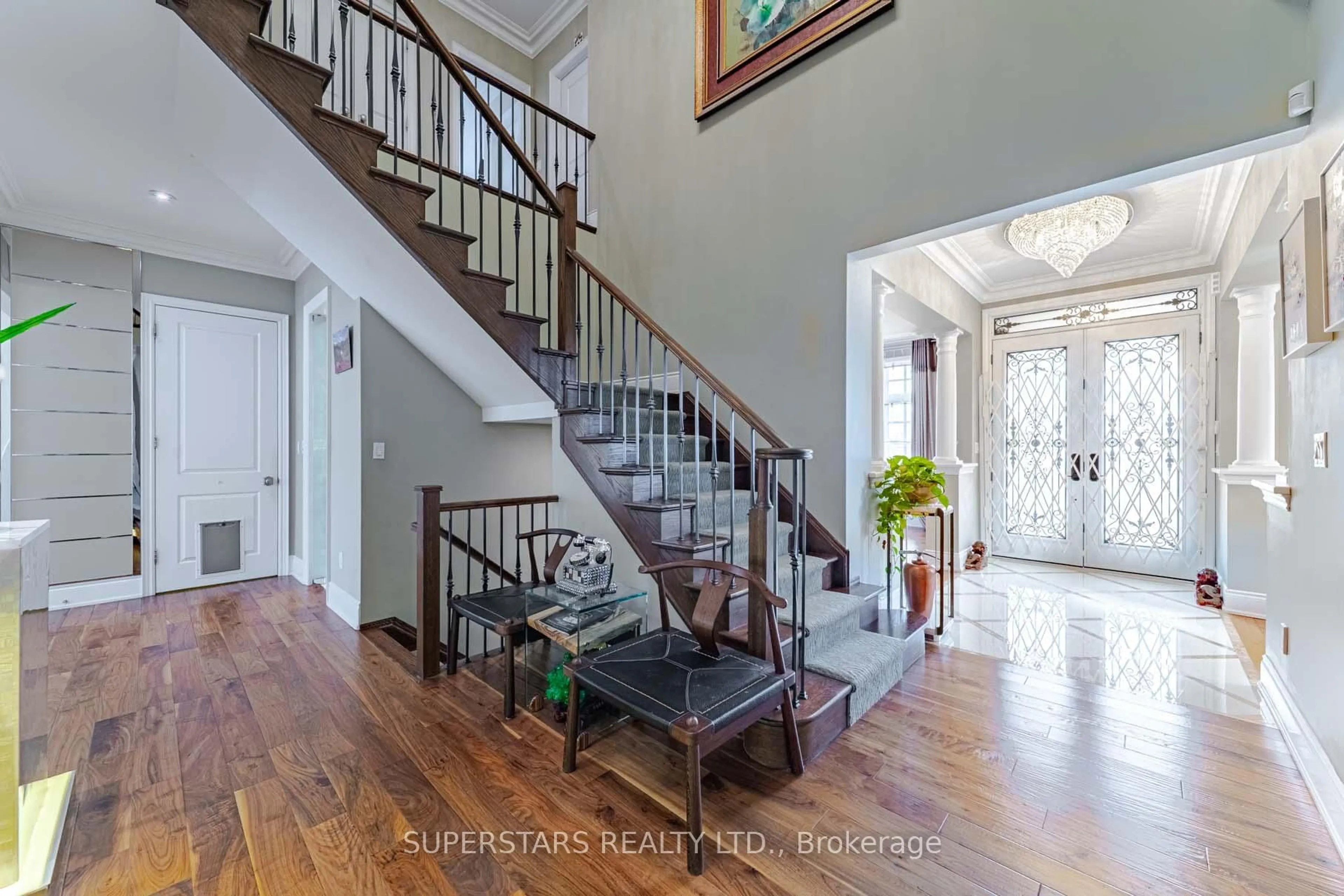 Indoor entryway for 19 Royal County Down Cres, Markham Ontario L6C 0K1