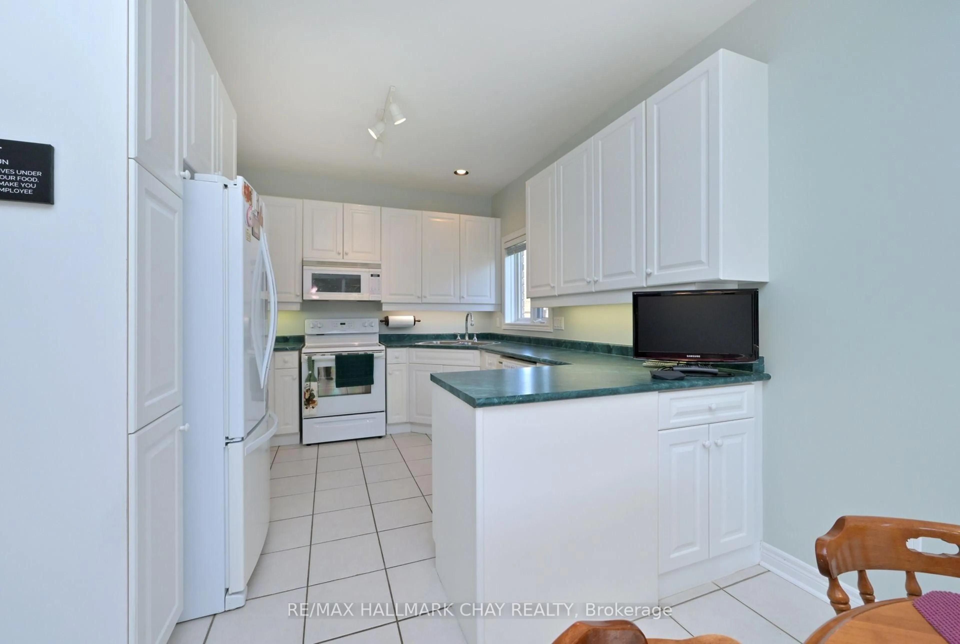 Standard kitchen, ceramic/tile floor for 35 Via Amici, New Tecumseth Ontario L9R 2C2