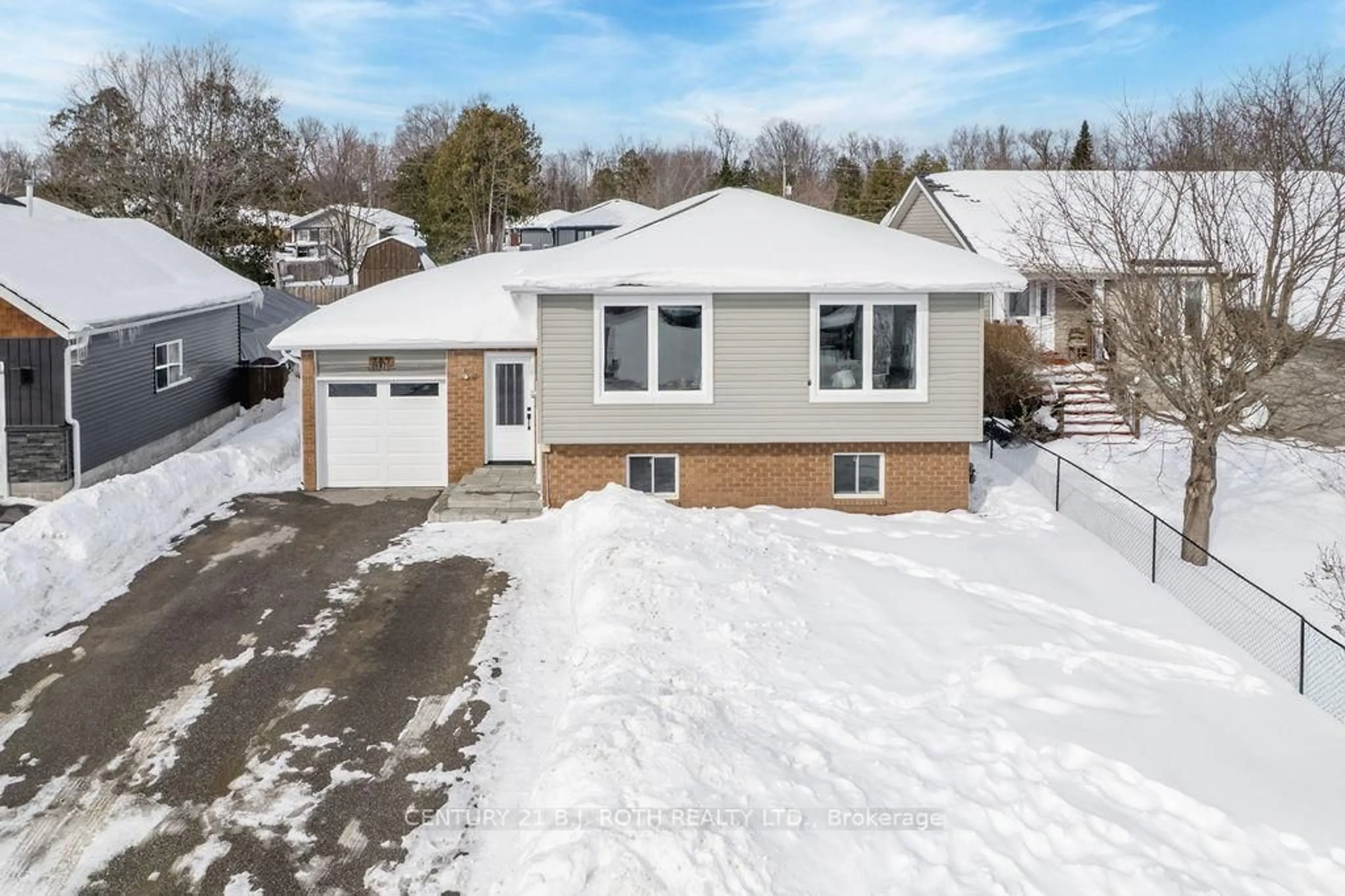 A pic from outside/outdoor area/front of a property/back of a property/a pic from drone, street for 782 Chestnut St, Innisfil Ontario L9S 2H9