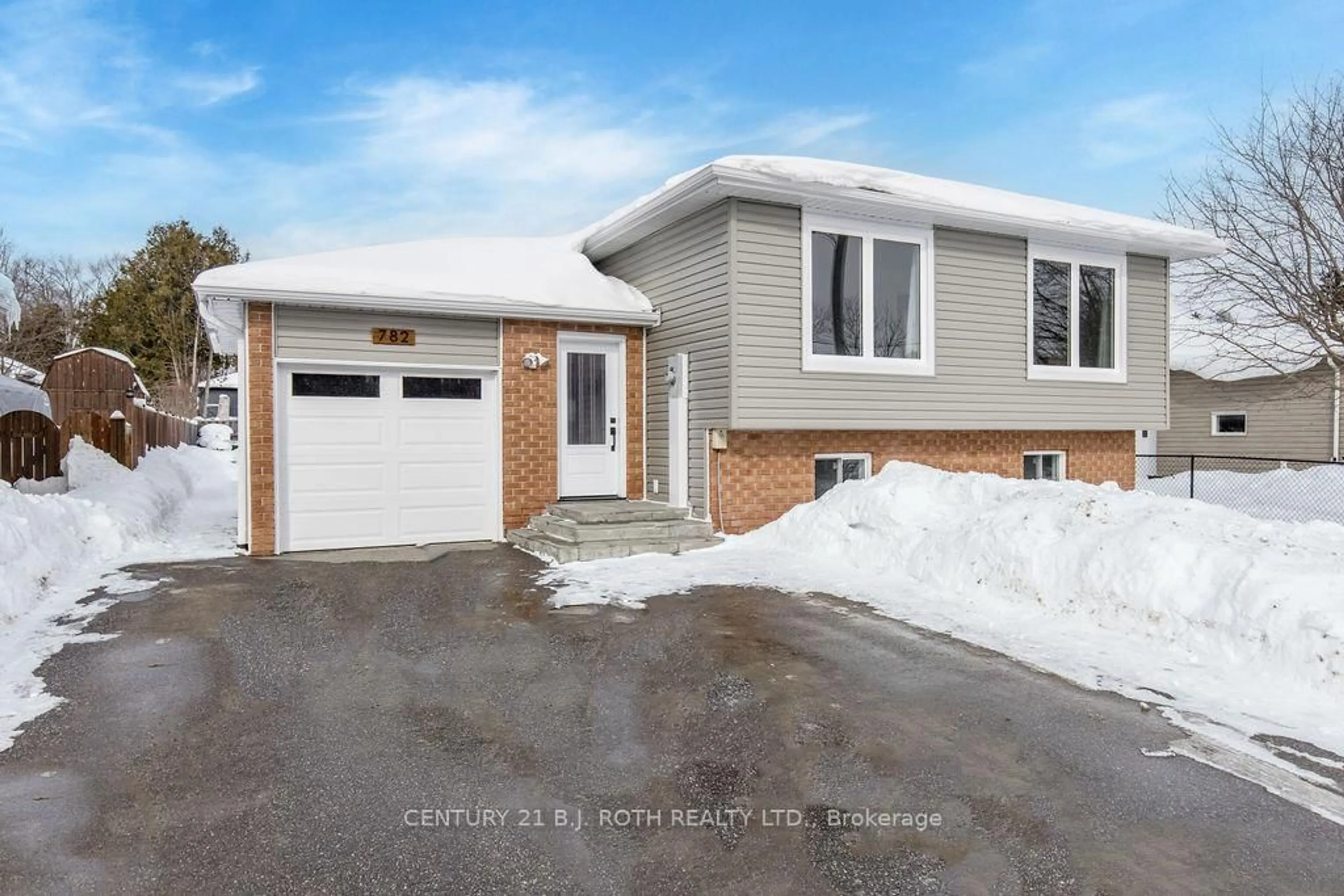 Home with brick exterior material, street for 782 Chestnut St, Innisfil Ontario L9S 2H9