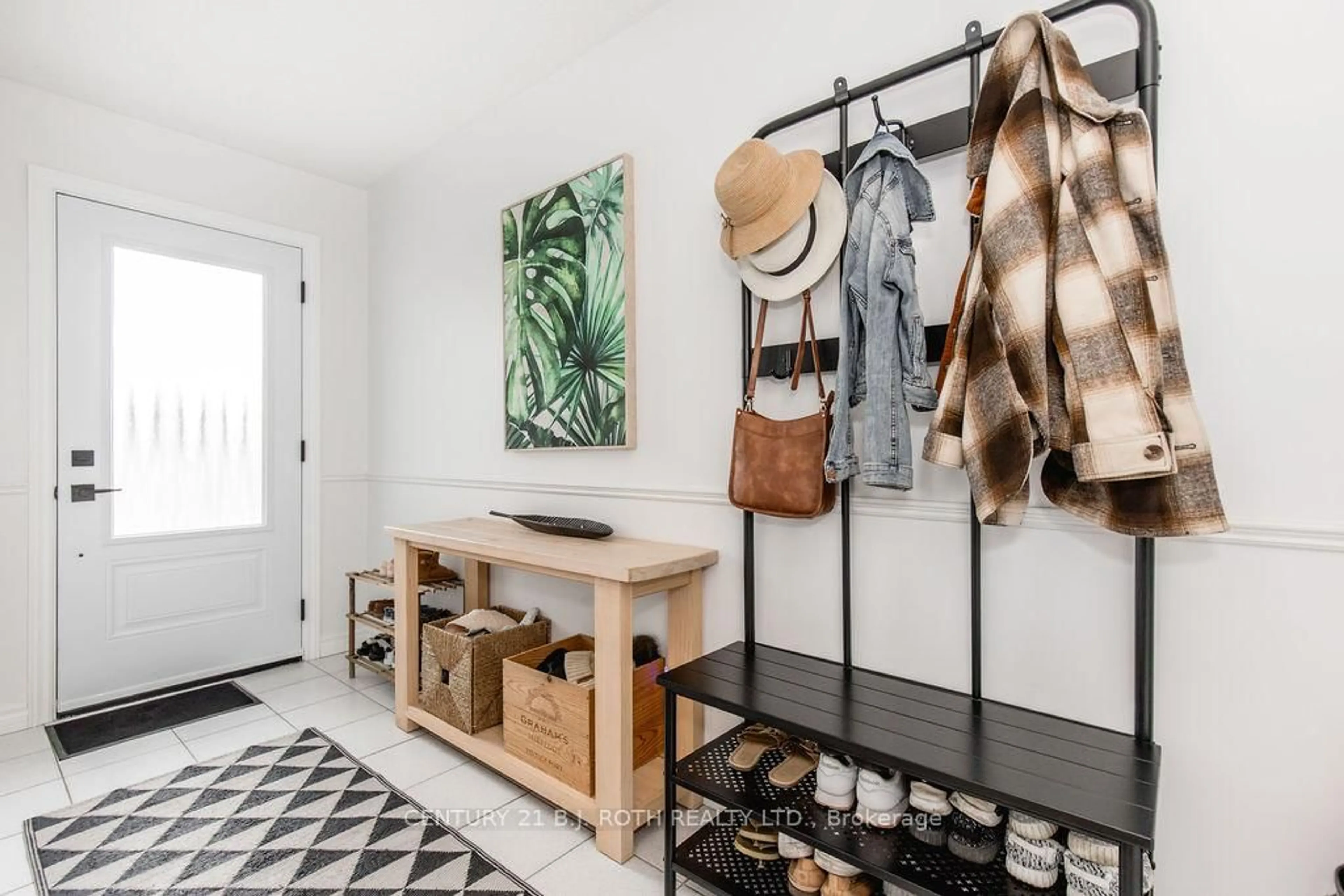 Indoor entryway for 782 Chestnut St, Innisfil Ontario L9S 2H9