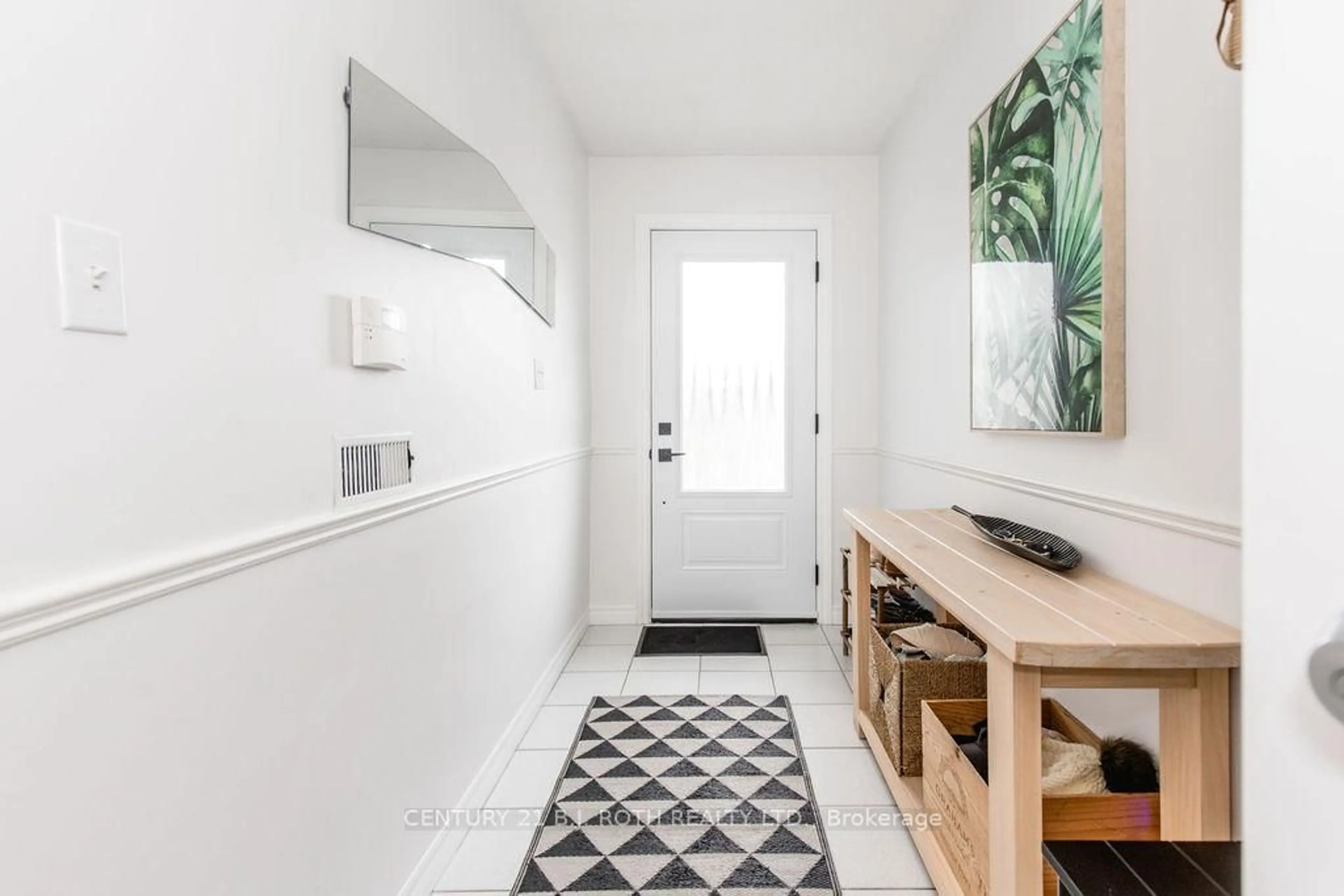 Indoor entryway for 782 Chestnut St, Innisfil Ontario L9S 2H9