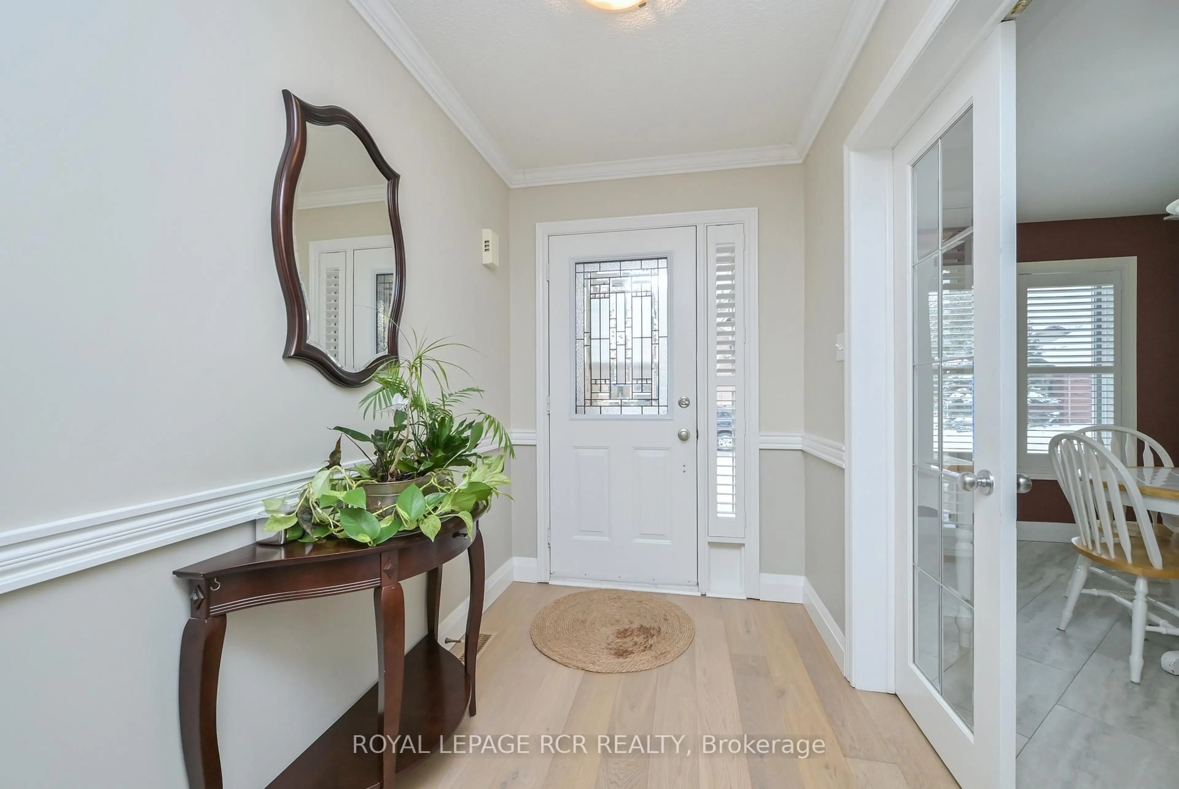 Indoor entryway for 37 Sunset Blvd, New Tecumseth Ontario L9R 1Y8