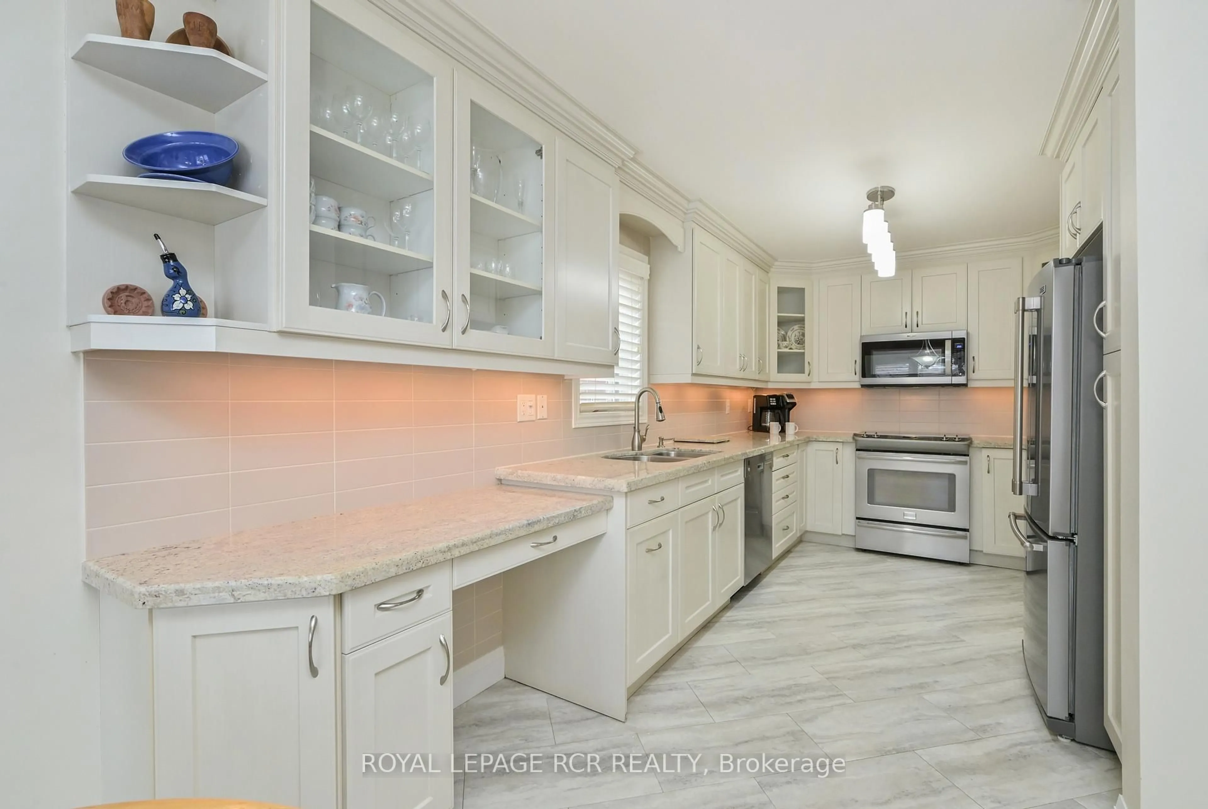 Open concept kitchen, ceramic/tile floor for 37 Sunset Blvd, New Tecumseth Ontario L9R 1Y8