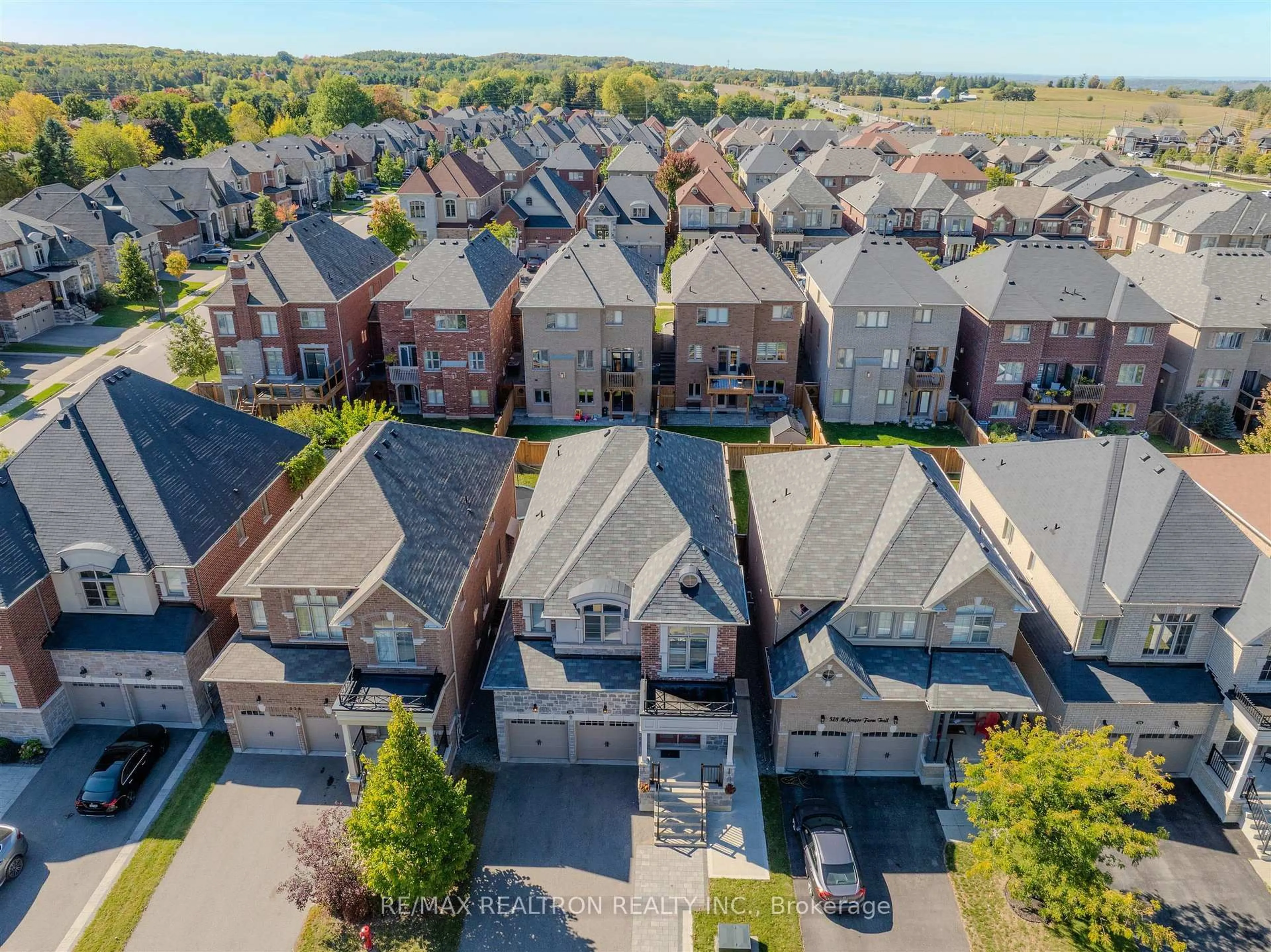 A pic from outside/outdoor area/front of a property/back of a property/a pic from drone, street for 532 Mcgregor Farm Tr, Newmarket Ontario L3X 0H7