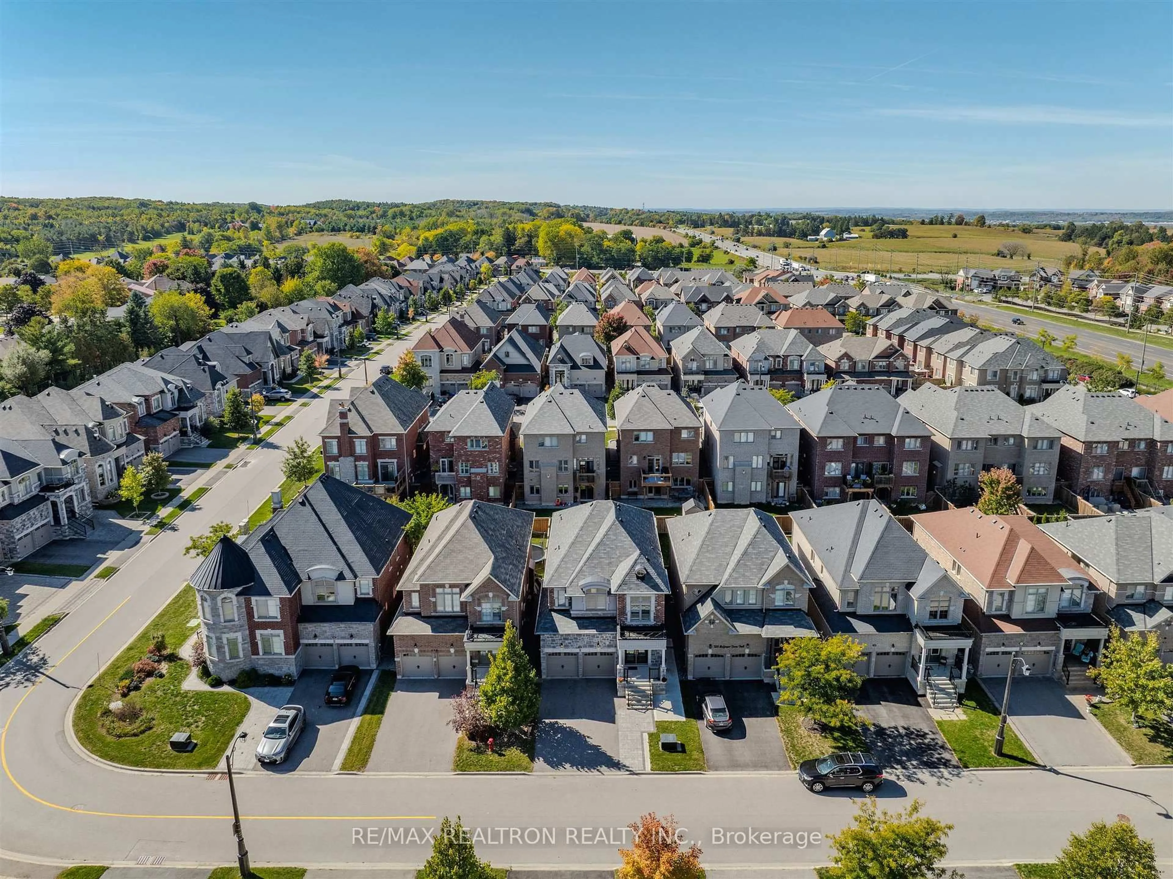 A pic from outside/outdoor area/front of a property/back of a property/a pic from drone, street for 532 Mcgregor Farm Tr, Newmarket Ontario L3X 0H7