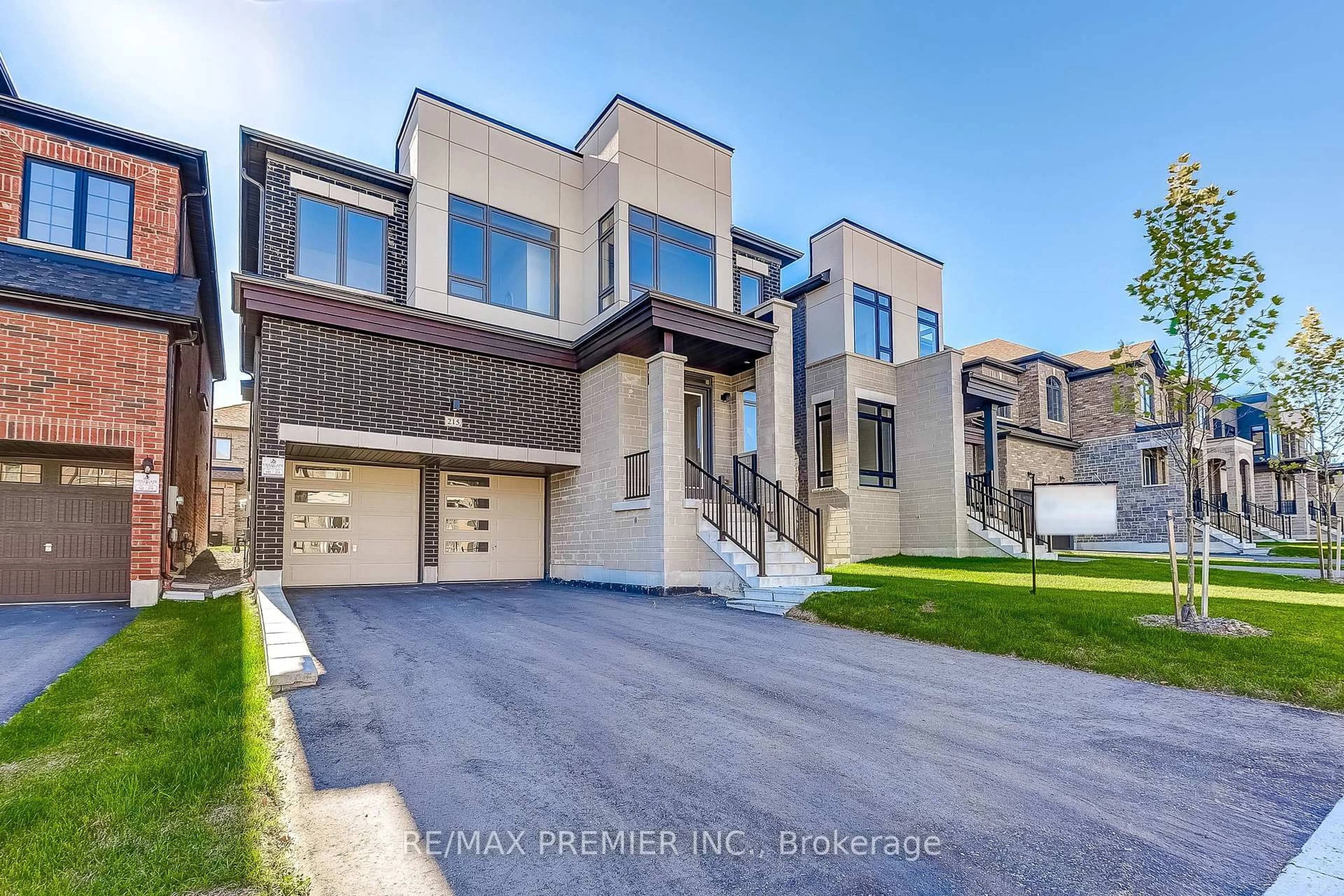 Unknown for 215 Fallharvest Way, Whitchurch-Stouffville Ontario L4A 0S1