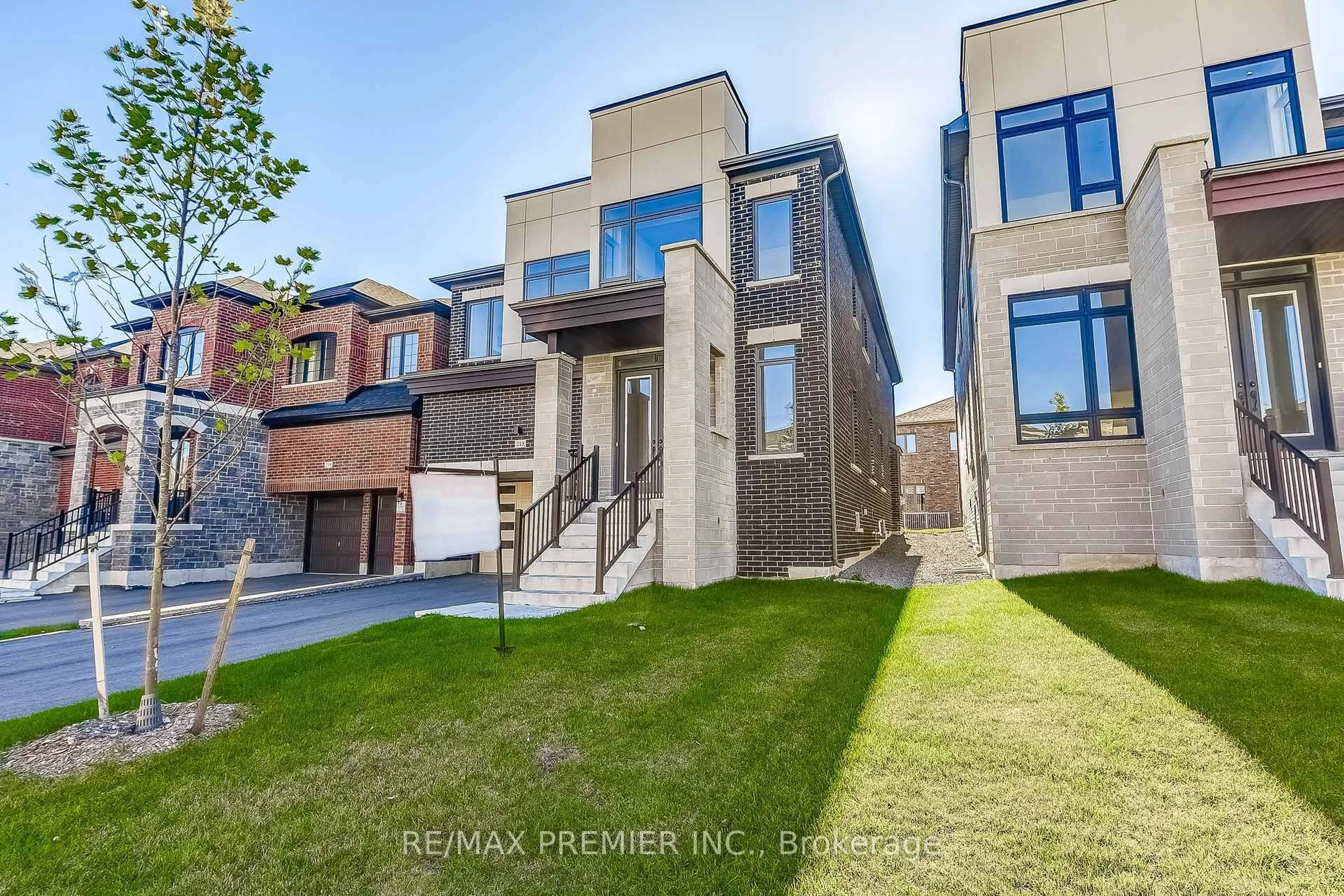 Home with brick exterior material, street for 215 Fallharvest Way, Whitchurch-Stouffville Ontario L4A 0S1