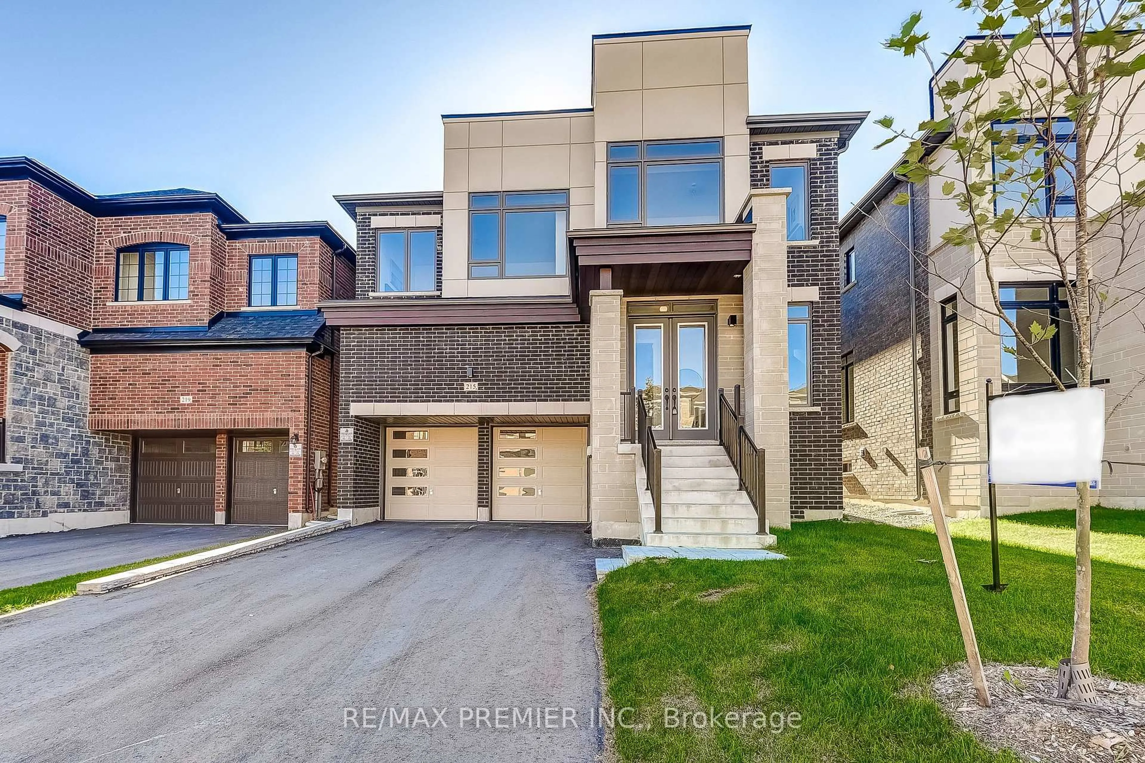 Home with brick exterior material, street for 215 Fallharvest Way, Whitchurch-Stouffville Ontario L4A 0S1