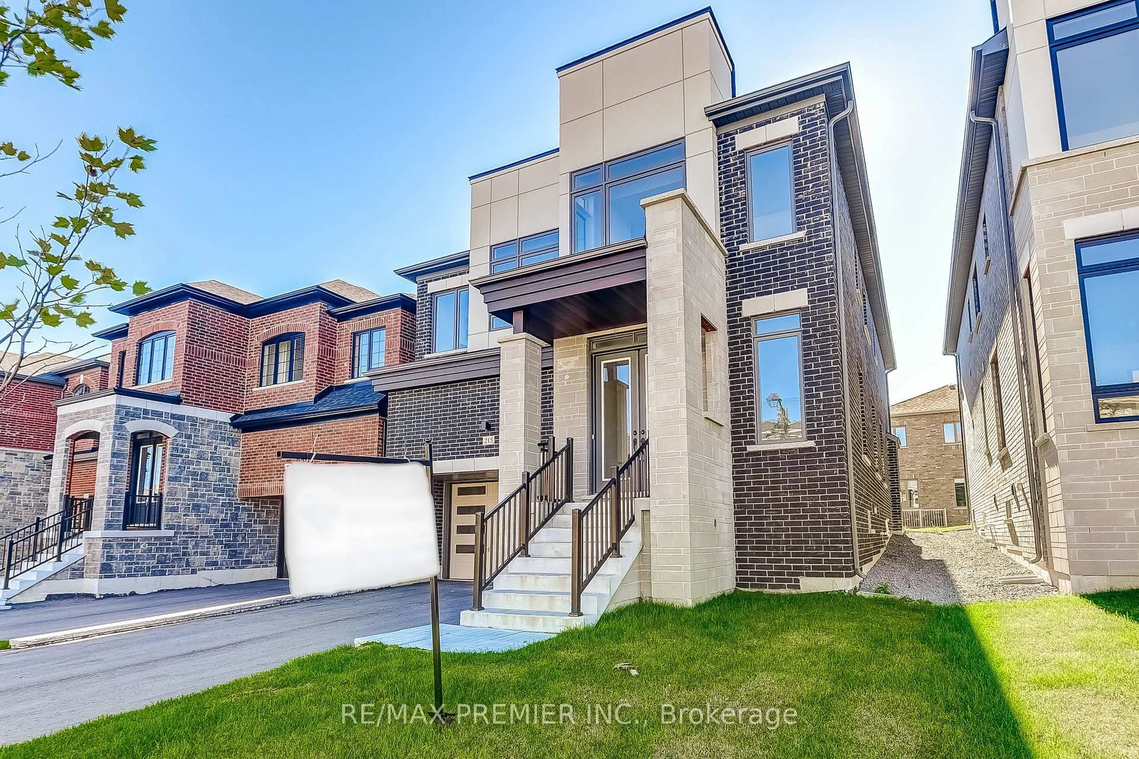 Home with brick exterior material, street for 215 Fallharvest Way, Whitchurch-Stouffville Ontario L4A 0S1