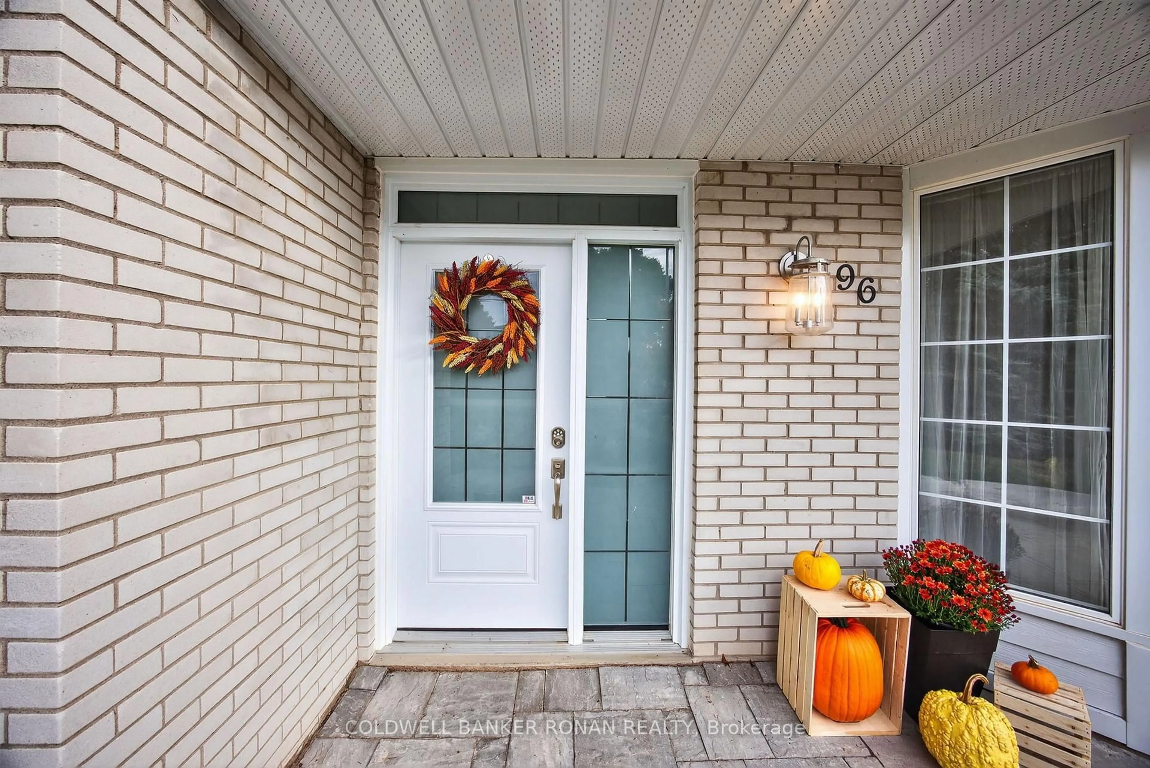 Indoor entryway for 96 Boyne Cres, New Tecumseth Ontario L9R 1K2