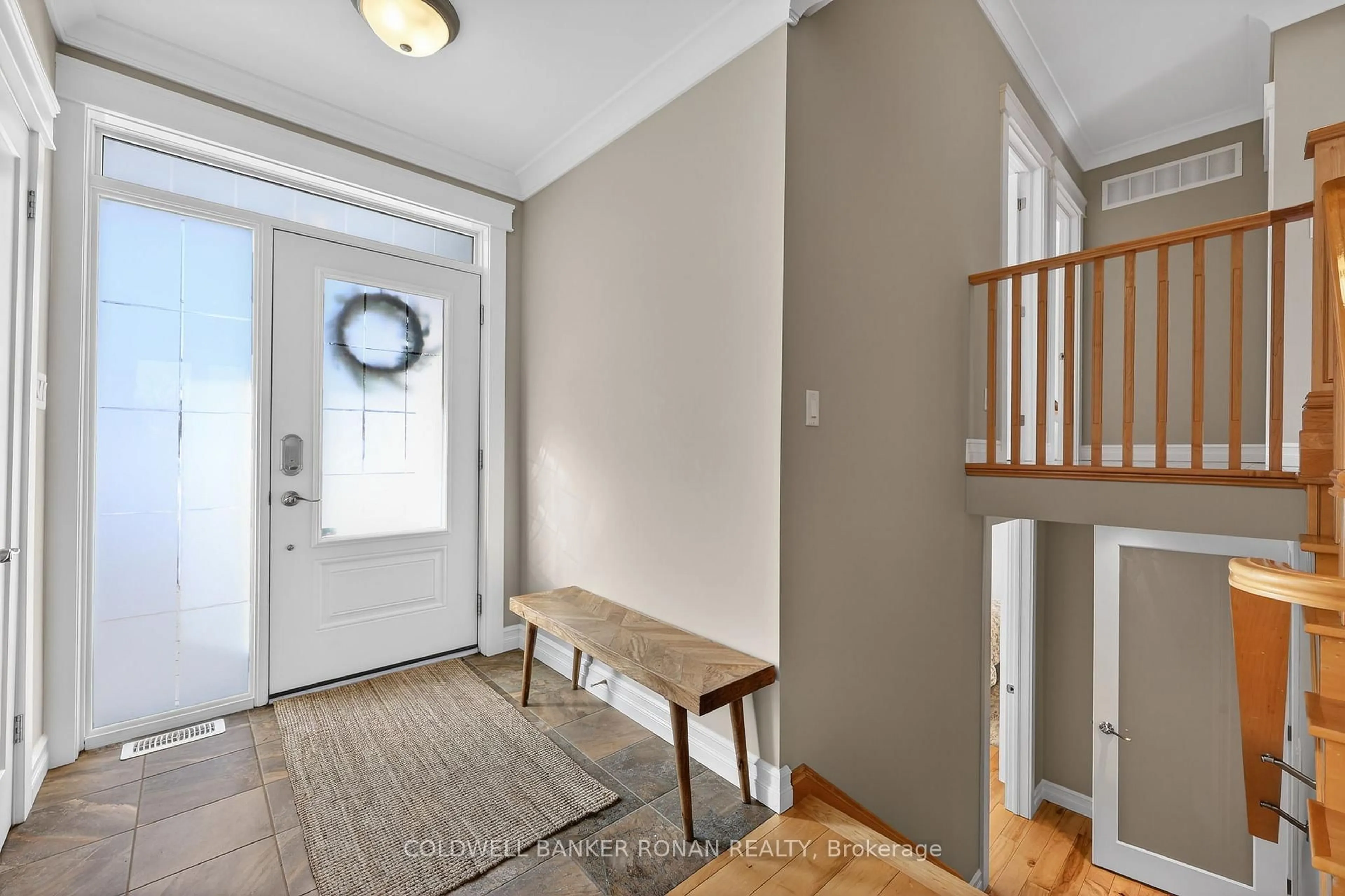 Indoor entryway for 96 Boyne Cres, New Tecumseth Ontario L9R 1K2