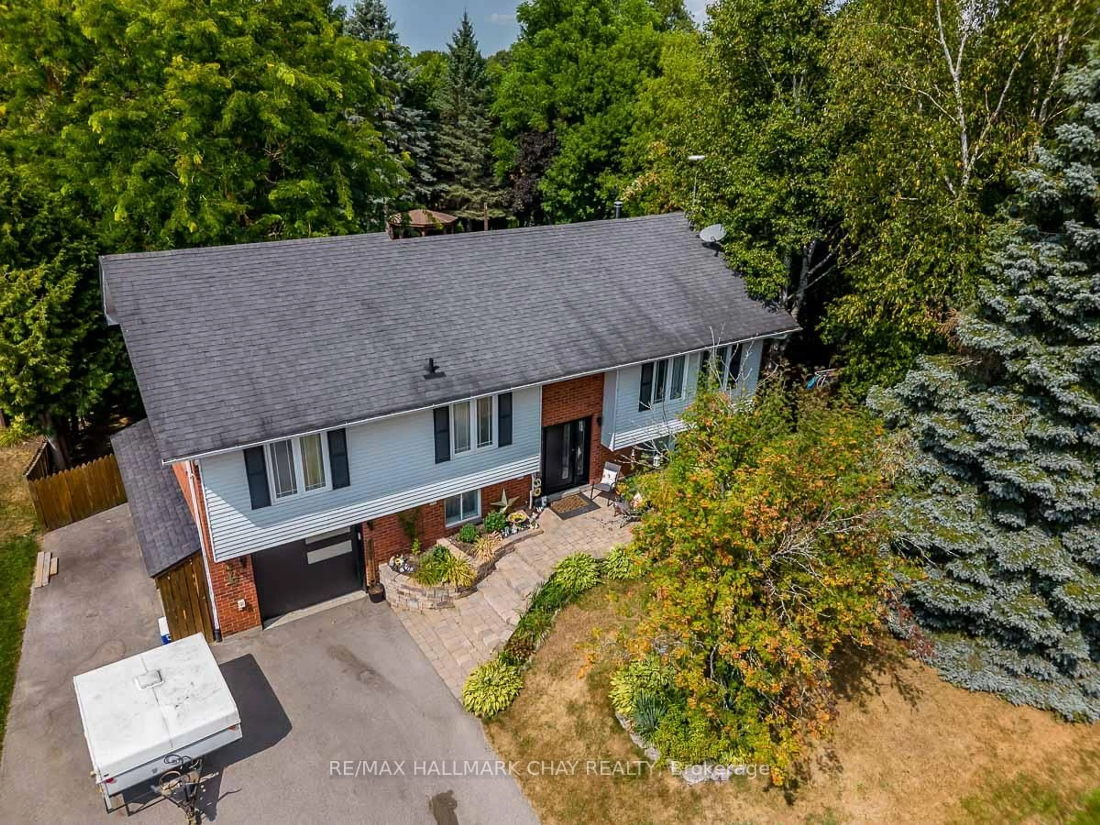 A pic from outside/outdoor area/front of a property/back of a property/a pic from drone, unknown for 61 Marshall Cres, Essa Ontario L0M 1B1