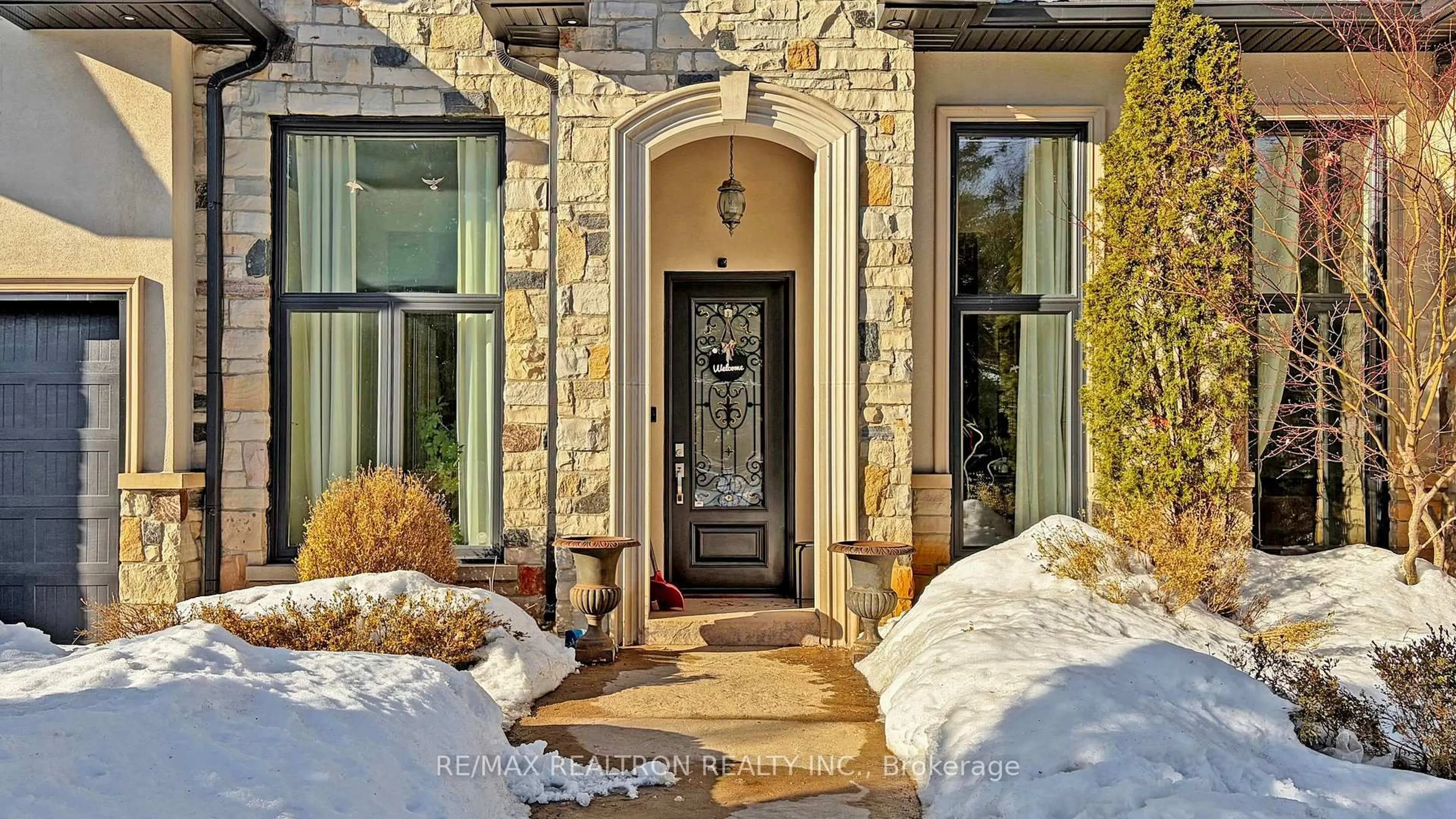 Indoor entryway for 378 Old Bloomington Rd, Aurora Ontario L4G 0M2