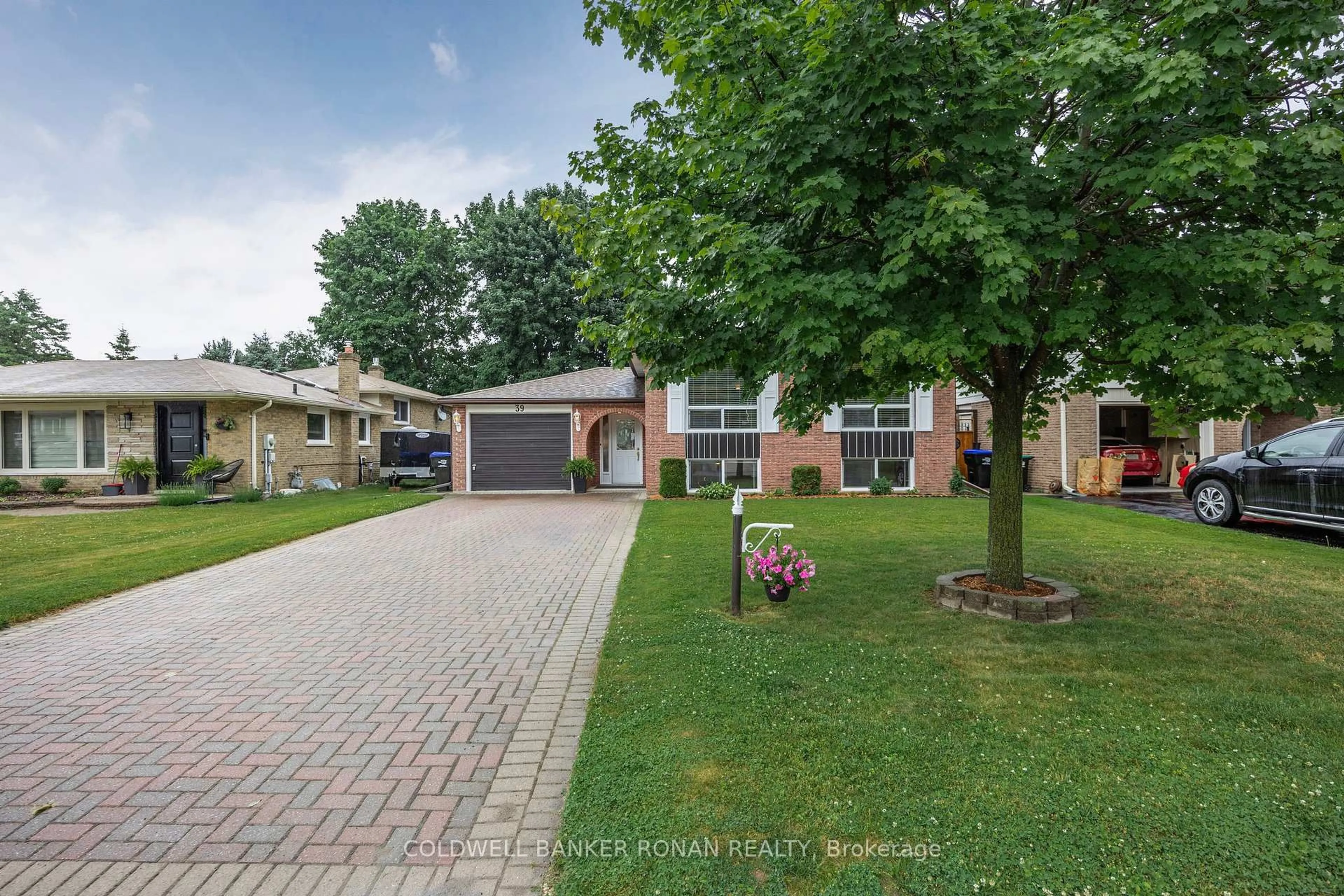 A pic from outside/outdoor area/front of a property/back of a property/a pic from drone, street for 39 Mitchell Ave, New Tecumseth Ontario L9R 1C9