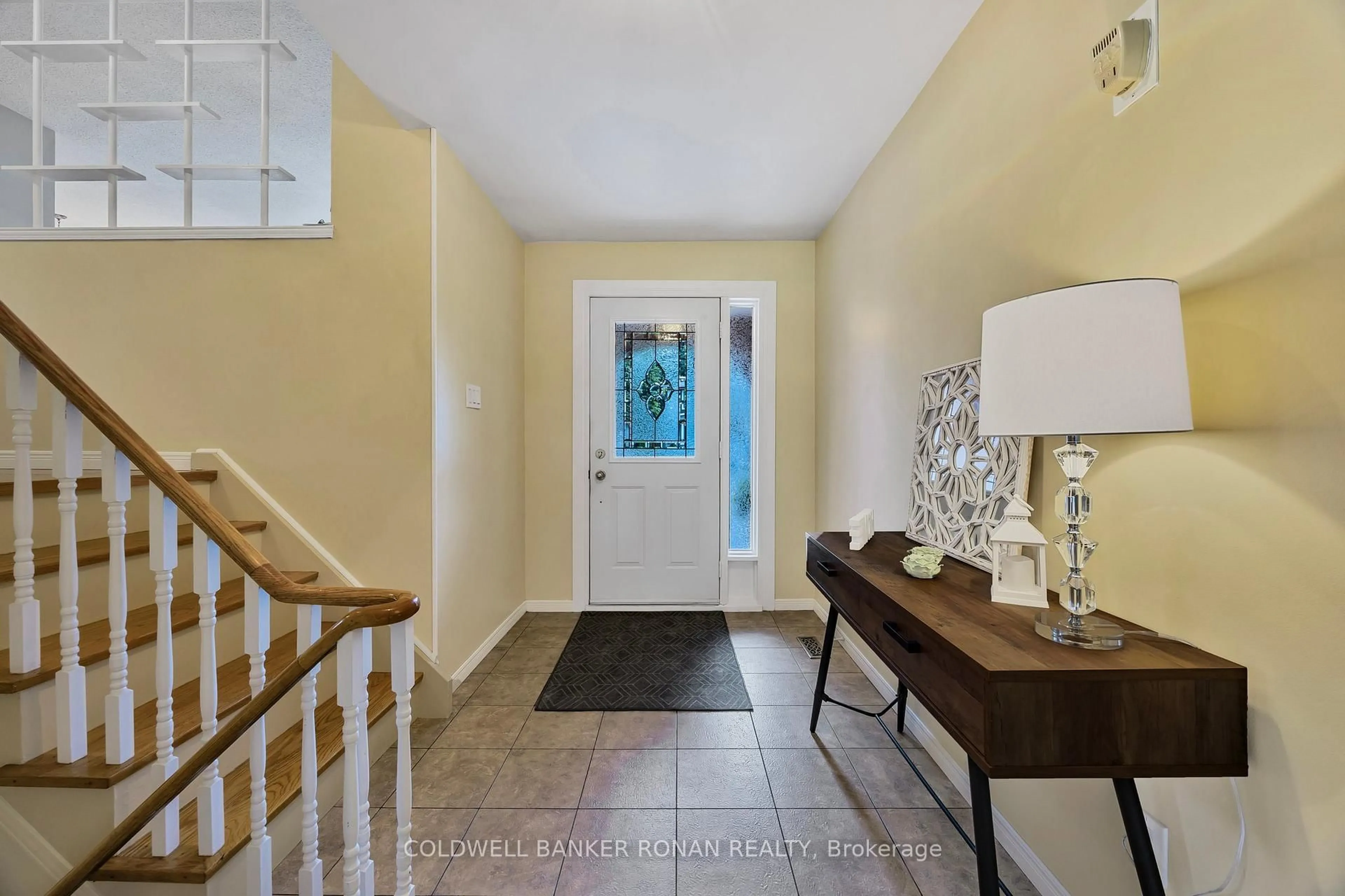 Indoor entryway for 39 Mitchell Ave, New Tecumseth Ontario L9R 1C9