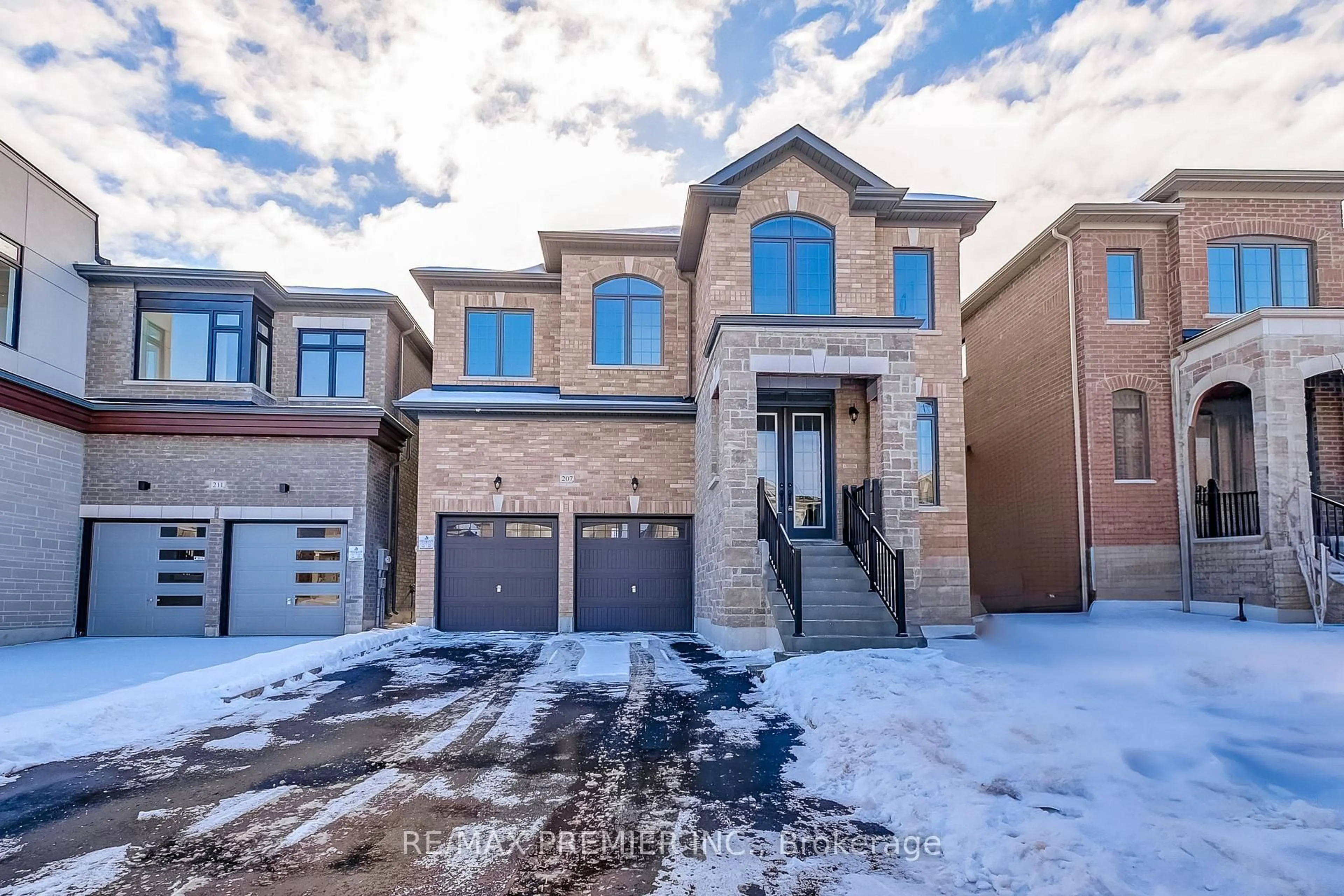 Home with brick exterior material, street for 207 Fallharvest Way, Whitchurch-Stouffville Ontario L4A 5C2