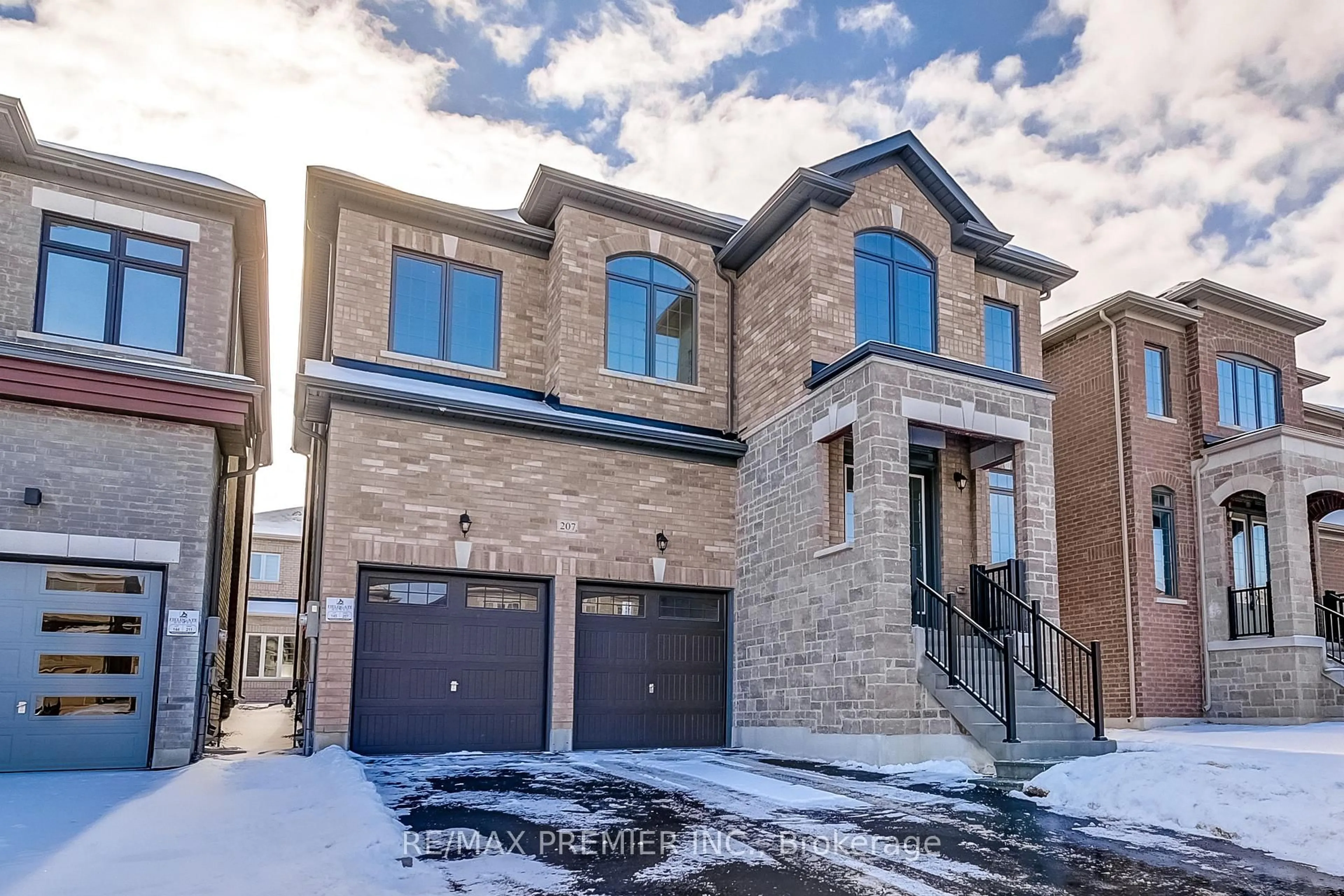 Home with brick exterior material, street for 207 Fallharvest Way, Whitchurch-Stouffville Ontario L4A 5C2